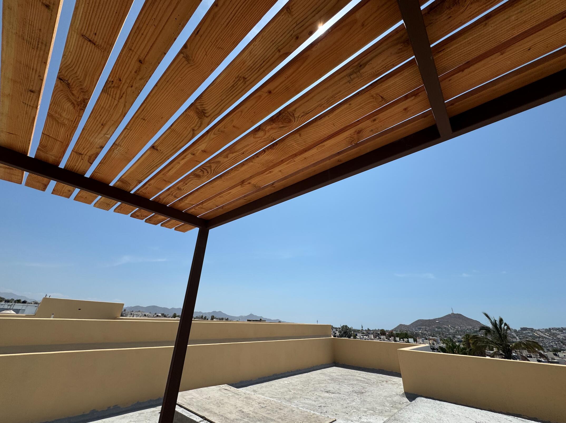 Los Cabos Cardinal Living Oportunidad en Cardinal Living, centro de Cabo. Depto 3 recámaras con lock-off: vive y renta o renta completo. Rooftop con jacuzzi, gym, asadores y vistas. Elevador, parking techado y seguridad 24/7. Listo para generar ingresos. 60% enganche + 40% a 2 años al 7%.Investment at Cardinal Living, downtown Cabo. 3BR lock-off unit: live & rent or rent all. Rooftop w/ jacuzzi, gym, BBQ & for sale