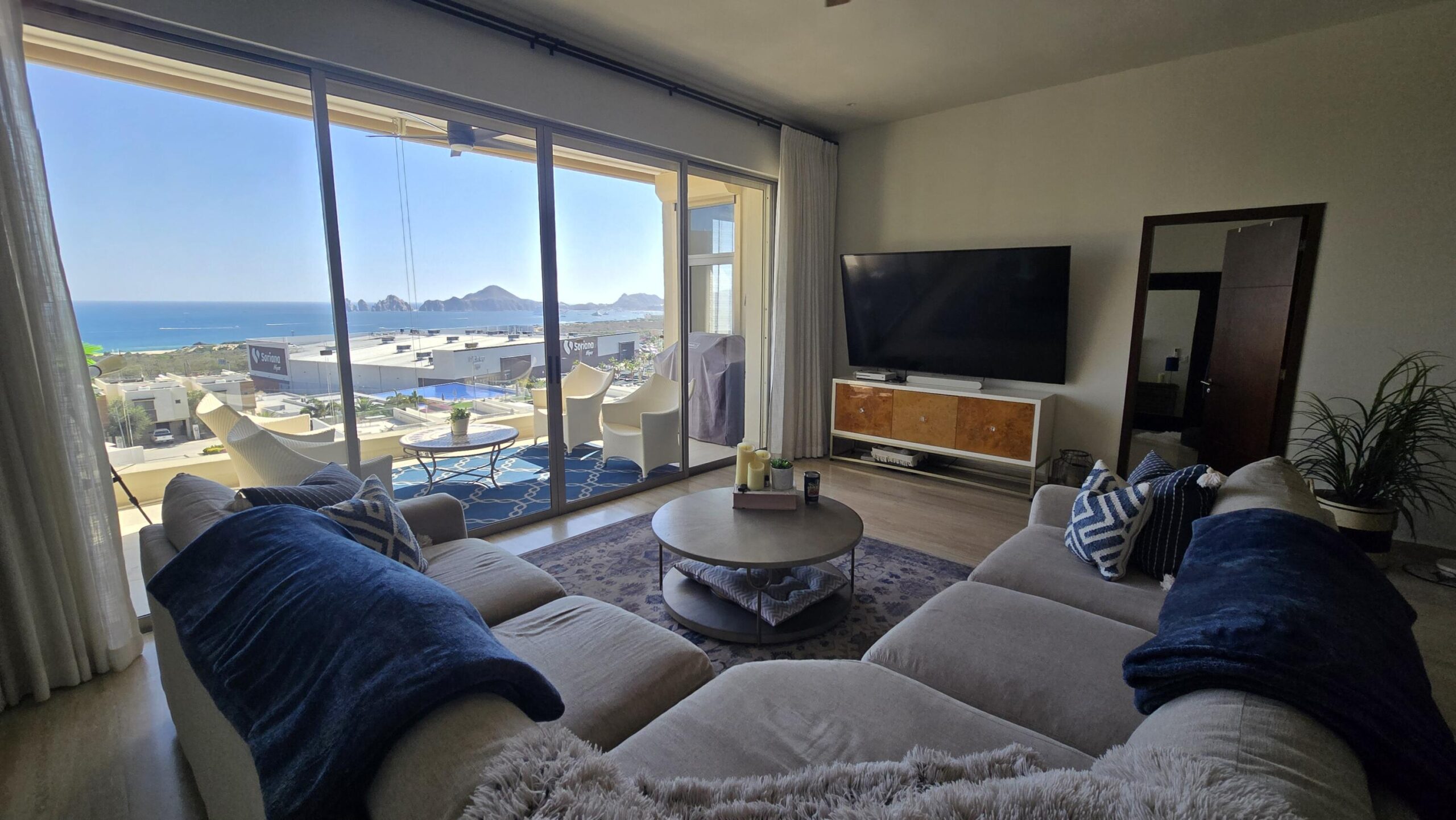 Los Cabos Avalon Owner Financing, pregunta por planes de financiamiento! Ubicado en una de las zonas con mayor crecimiento de El Tezal, Avalon ofrece una ubicación privilegiada con acceso rápido desde la Carretera Transpeninsular, a solo minutos del centro de Cabo y la marina.Condo de 3 recámaras, 2 baños y 2 estacionamientos con pérgola, ubicado en segundo nivel. Destaca por su distribución armónica y una cocina integrada con barra de granito, que aporta un acabado elegante y se convierte en el punto central del área social.Ubicado dentro de un desarrollo privado de ambiente sereno, con amenidades como alberca, BBQ y jardín. Una excelente oportunidad de inversión, precios por debajo del precio promedio del mercado en la zona, ofreciendo un valor difícil de encontrar hoy en día. Age for sale