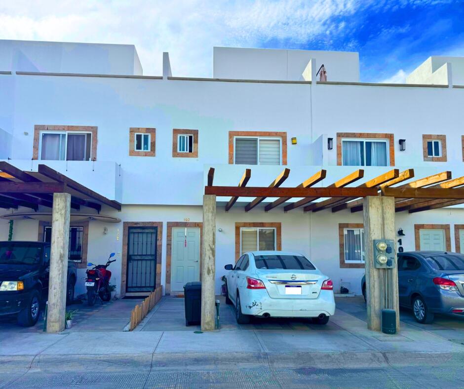 Los Cabos Arenal House for sale in Arenal, Cabo San Lucas. Features 3 bedrooms, including 2 on the main level and a spacious primary bedroom upstairs with a large private terrace. Fully equipped kitchen, open living and dining areas, 8,000-liter cistern, and gated entrance. Financing available with Infonavit and bank loans.Casa en venta en Arenal, Cabo San Lucas. Cuenta con 3 recámaras, 2 en planta baja y amplia recámara principal en planta alta con terraza privada. Cocina integral, sala y comedor espaciosos, cisterna de 8,000 litros y acceso con portón. Se aceptan créditos Infonavit y bancarios. for sale