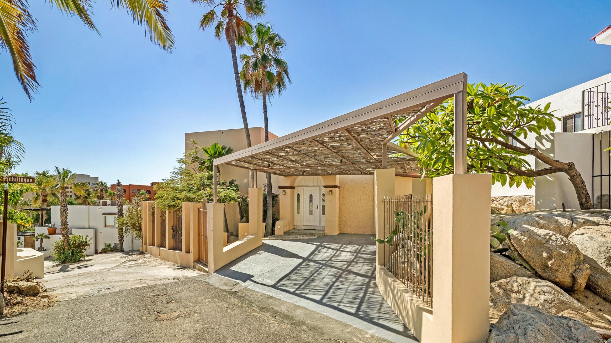 Los Cabos Brisas Del Pac East Casa de un nivel en Brisas del Pacífico con estructura para segundo piso. Cuenta con dos cocheras techadas, sala, sala de estar, cocina con isla y terraza. Terreno de 2,100 m² con gran potencial para alberca, ampliación o desarrollo. Ideal para inversión o vivir.Single-level home in Brisas del Pacífico with structure for a second floor. Features two covered carports, living room, family room, kitchen with island, and terrace. 2,100 m² lot with excellent potential for a pool, expansion, or development. Ideal for living or investment. for sale