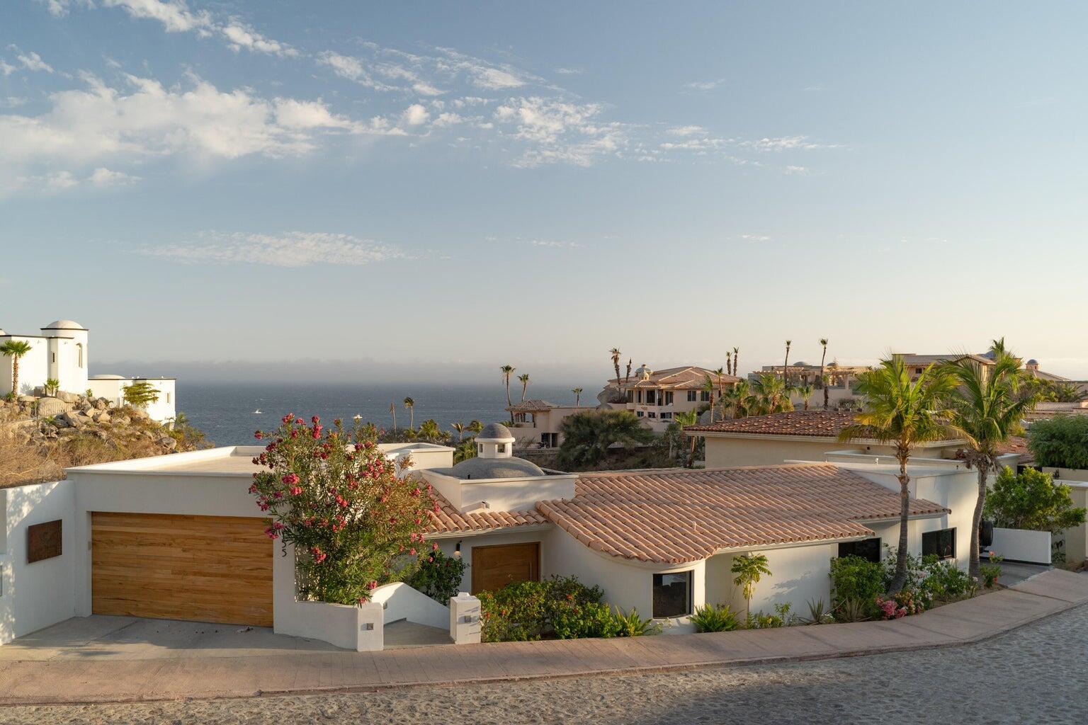 Los Cabos La Cima This House perfectly located in El Tezal Cabo San Lucas offer less than 5 minutes drive to El medano beach, costco, Soriana super market(24hrs) school, hospital walmart and many restaurants, with also ocean for sale