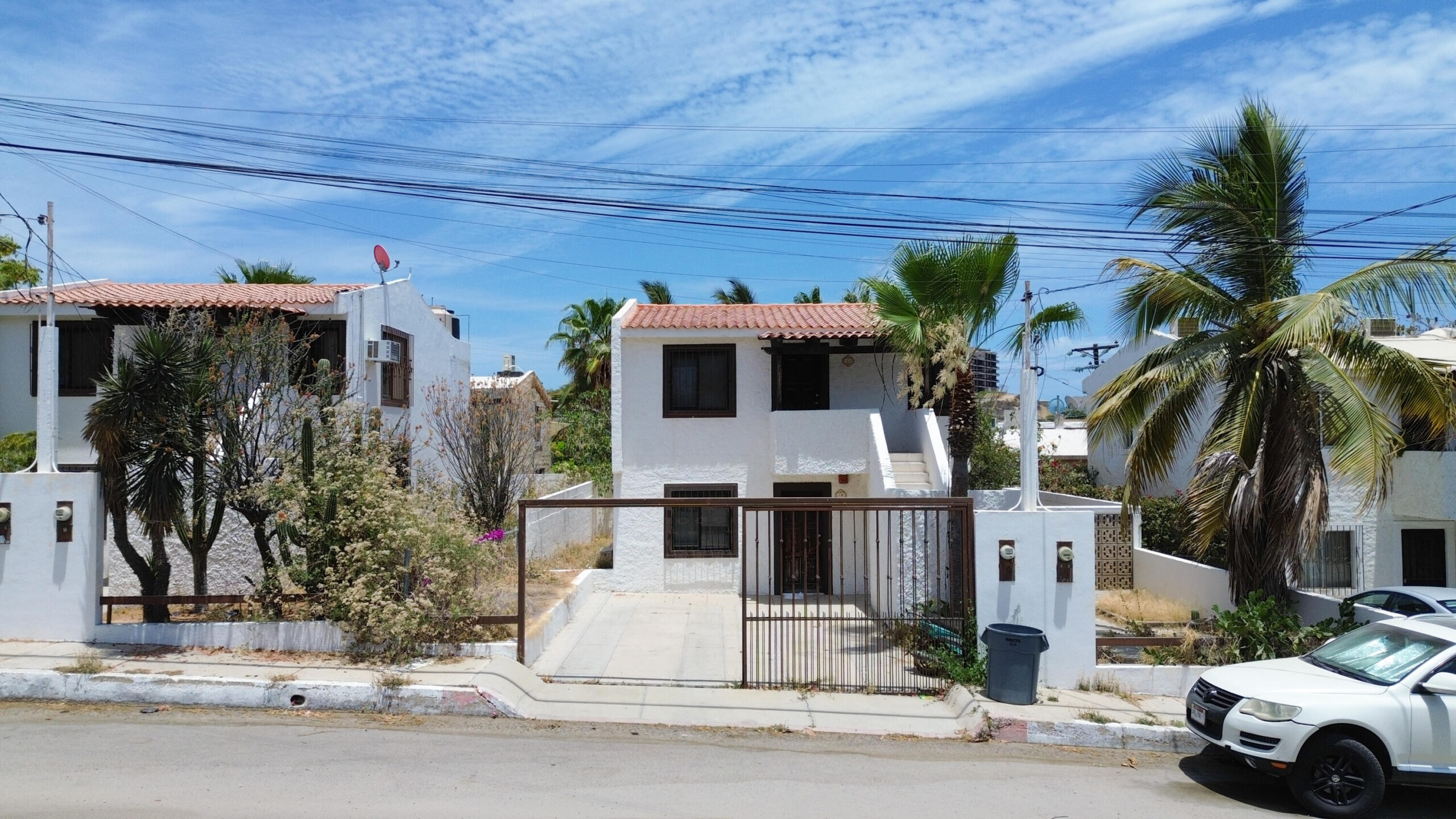 Los Cabos La Cima This House perfectly located in El Tezal Cabo San Lucas offer less than 5 minutes drive to El medano beach, costco, Soriana super market(24hrs) school, hospital walmart and many restaurants, with also ocean for sale