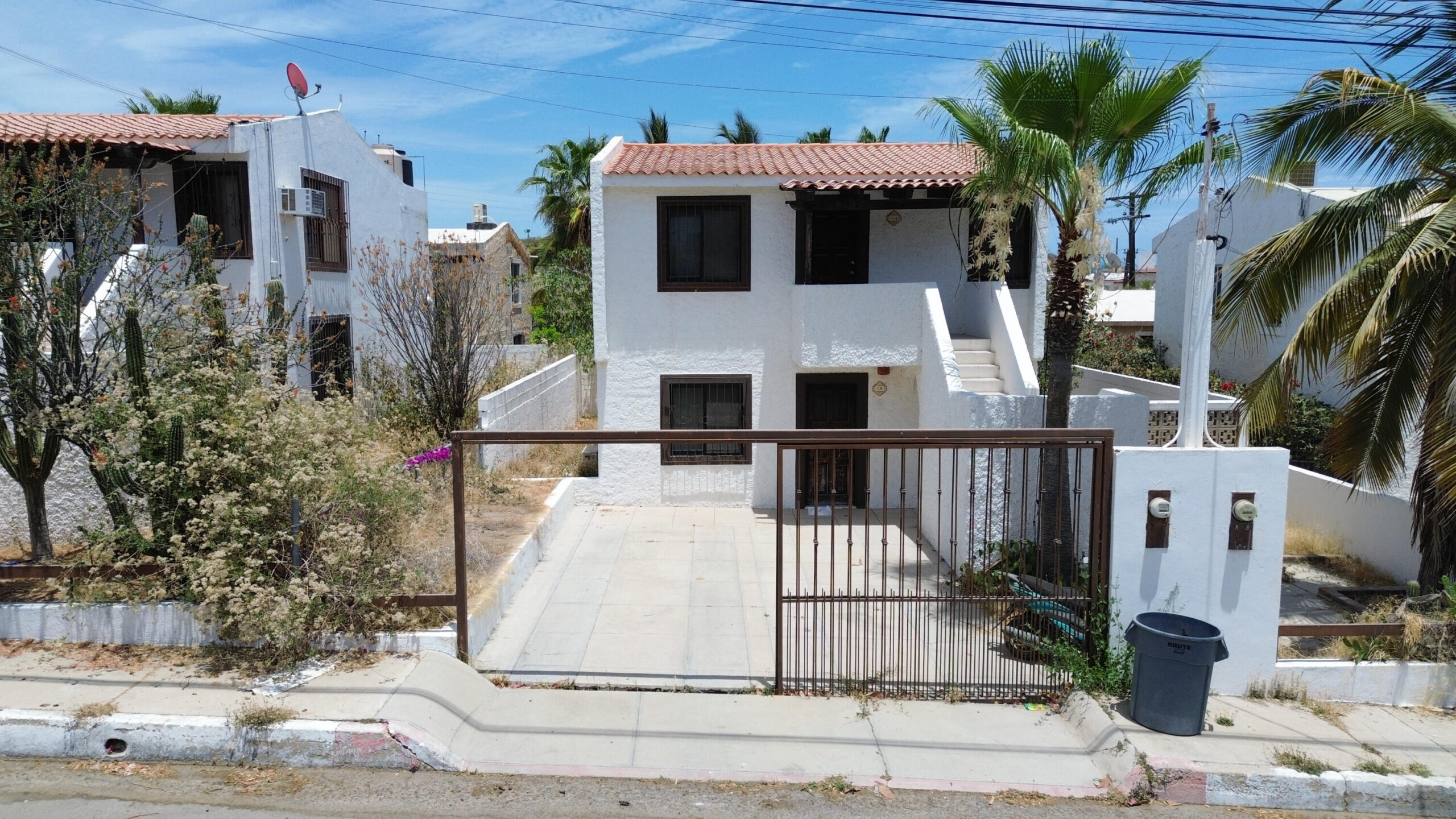 Los Cabos La Cima This House perfectly located in El Tezal Cabo San Lucas offer less than 5 minutes drive to El medano beach, costco, Soriana super market(24hrs) school, hospital walmart and many restaurants, with also ocean for sale