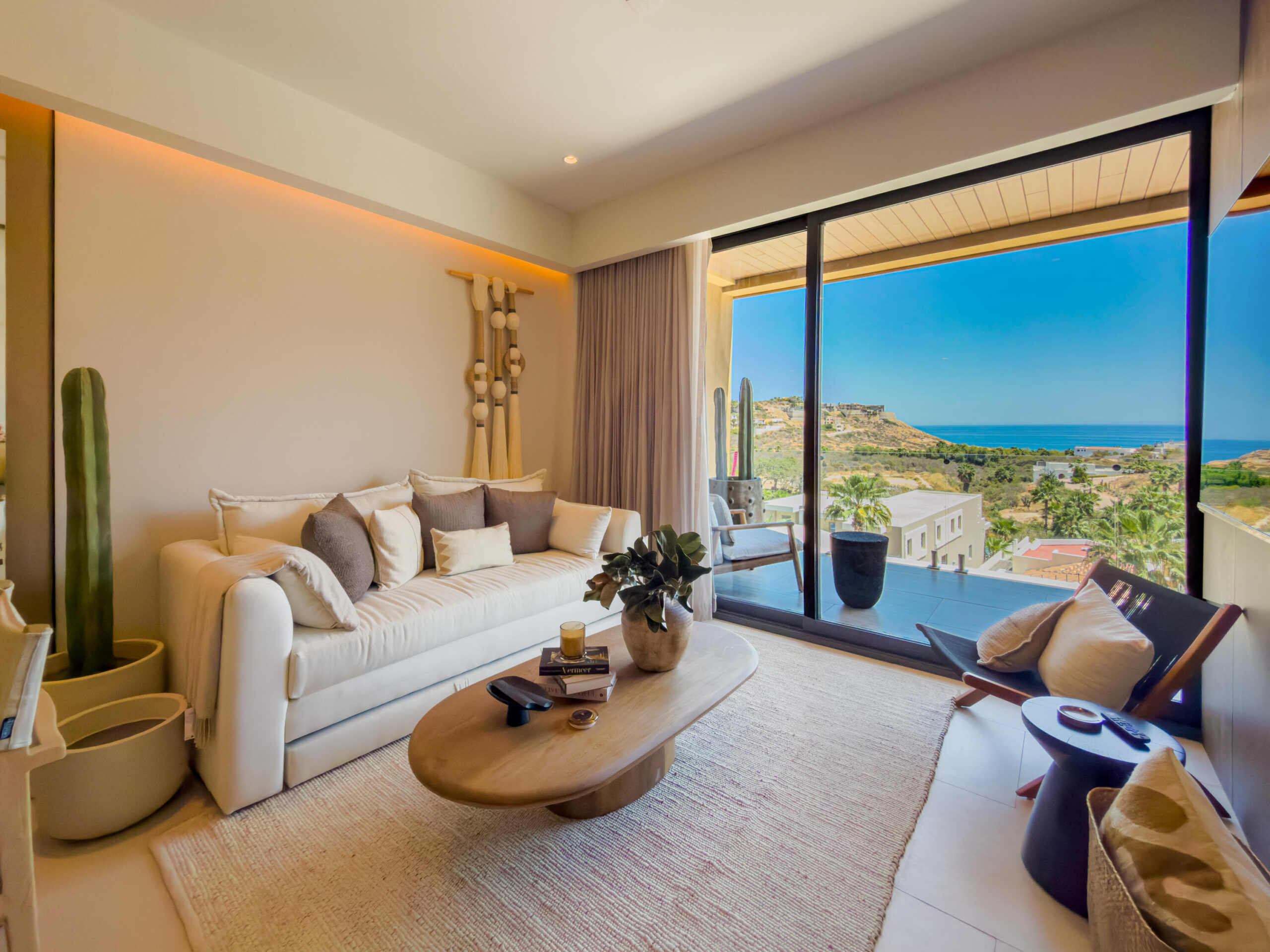 Los Cabos Fracc Lomas Del Cabo Discover this amazing sale opportunity in the Sunset area! Beautiful apartment with 2 bedrooms, 2 bathrooms, a rooftop with a pool and barbecue area. Enjoy privacy and security with controlled access gate for your peace of mind. It includes a storage room of 5.03 m² and one parking space of 15.82 m². for sale