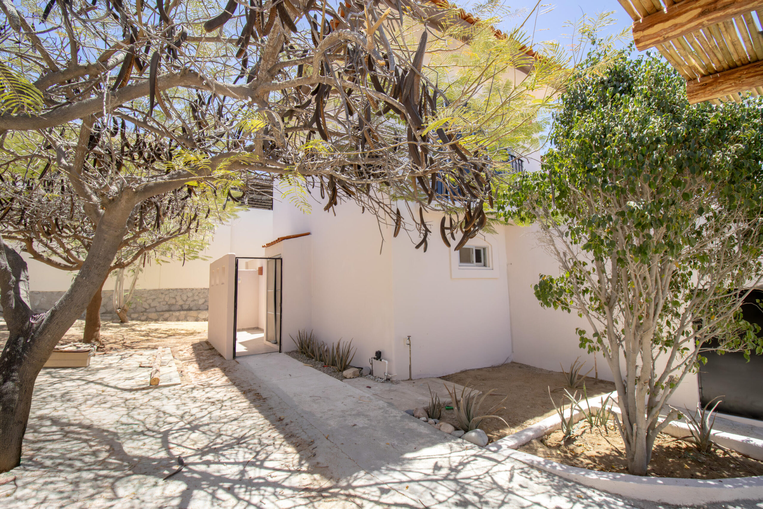 Los Cabos Punta Arena Ideal for a permanent residence or family or an investment property. The house is a very comfortable 3 bedroom 2 and a half bath house with the sleeping rooms below and the family living area above where you can enjoy the for sale