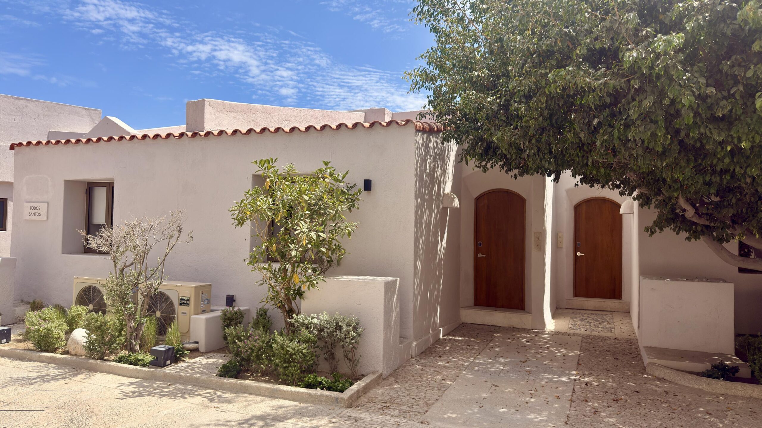 Los Cabos Lomas De Brisas House for Sale - Privada Residencial Santa Bárbara, Cabo San LucasLive with comfort and privacy in this furnished and equipped home, featuring spacious areas, excellent layout, and the peace of living in a gated community.✨ Features:• 4 bedrooms | 2.5 bathrooms• TV area, living room, dining room, and equipped kitchen• Porch and balcony• Laundry area and machine room• Covered parking for 2 cars• Solar water heater, 25,000 L cistern + additional 2,200 L tank• 3,500-watt power generator• Lot size: 188.52 m² | Construction: 202.66 m²💰 Payment options: Cash, Infonavit, or bank financing📑 Free of liens, ready for title transfer📍 Lot 1, Block 3, Calle Balsa - Privada Residencial Santa Bárbara for sale
