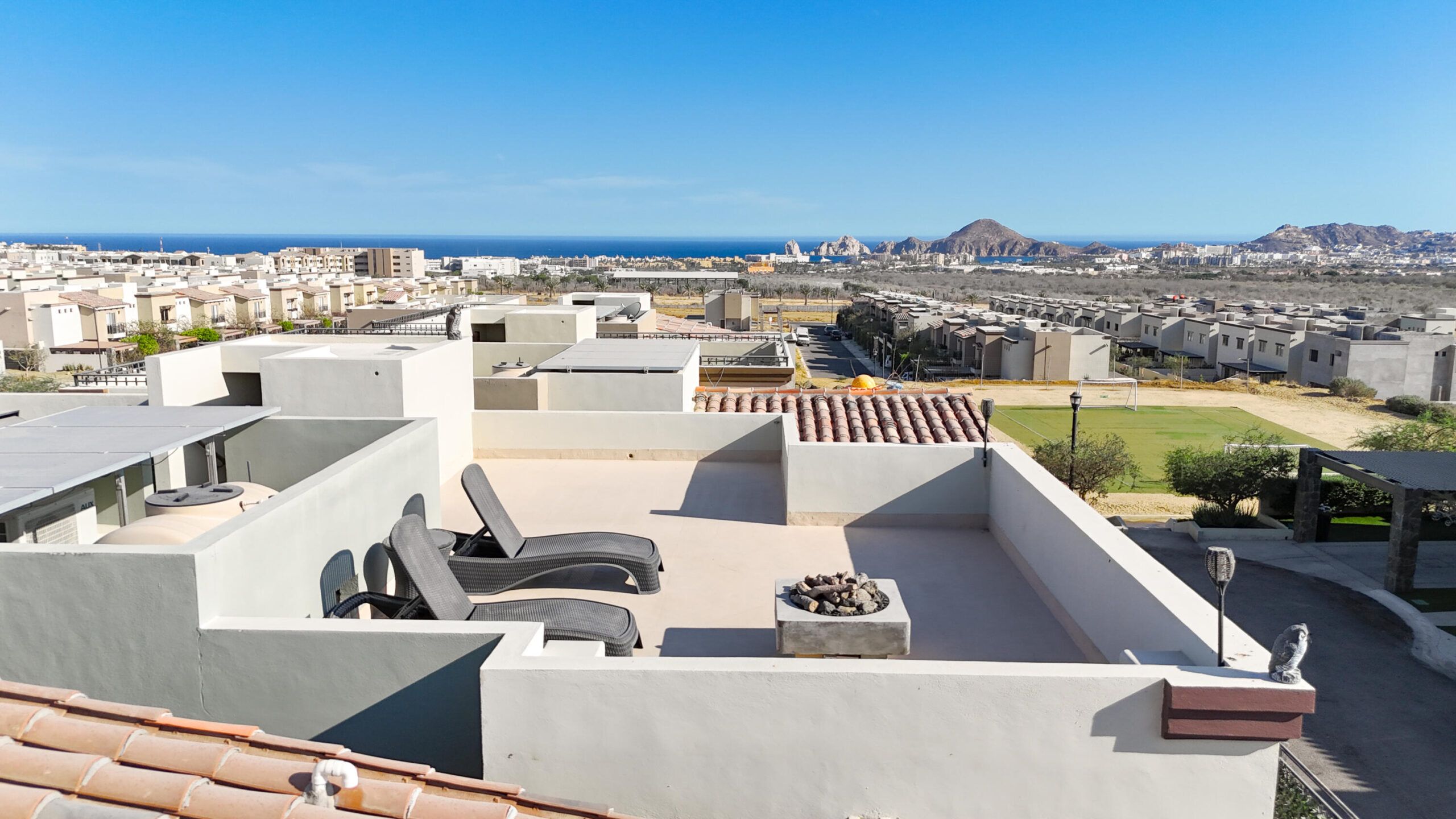 Los Cabos Cumbre Del Tezal Beautifully renovated home in Cumbres del Tezal - Casa 10-7. This 3-bedroom, 3.5-bath residence has been fully updated and feels like a brand-new home, featuring new carpentry throughout, new air conditioning units, fresh interior and exterior paint, artificial turf, and a finished concrete driveway. Enjoy stunning for sale