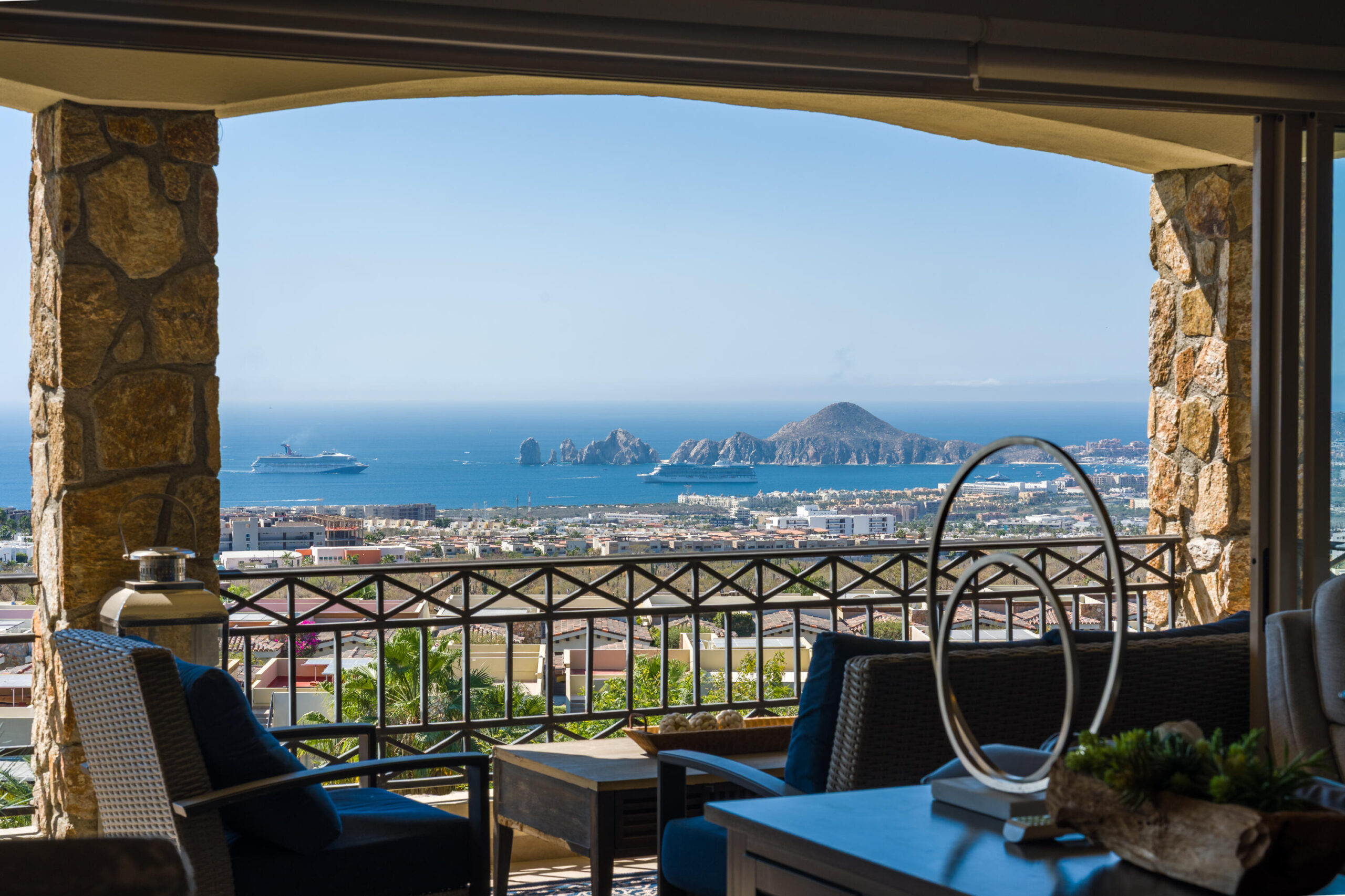 Los Cabos Avalon Owner financing! Pregunta por planes de financiamiento.Ubicado en una de las zonas con mayor crecimiento de El Tezal, Avalon ofrece una ubicación privilegiada con acceso rápido a la Carretera Transpeninsular, a solo minutos del centro de Cabo y la marina.Condo de 2 recámaras, 2 baños y un estacionamiento con pérgola. Ubicado en tercer nivel, con vistas al mar y a la ciudad que elevan la experiencia de vivir el espacio. Cuenta con una distribución espaciosa y una cocina integrada con barra de granito, que aporta un toque elegante y se convierte en el punto central del área social.Una excelente oportunidad de inversión, con un precio por debajo del promedio del mercado en la zona, ofreciendo un valor excepcional en el mercado actual. Agenda tu visita. for sale