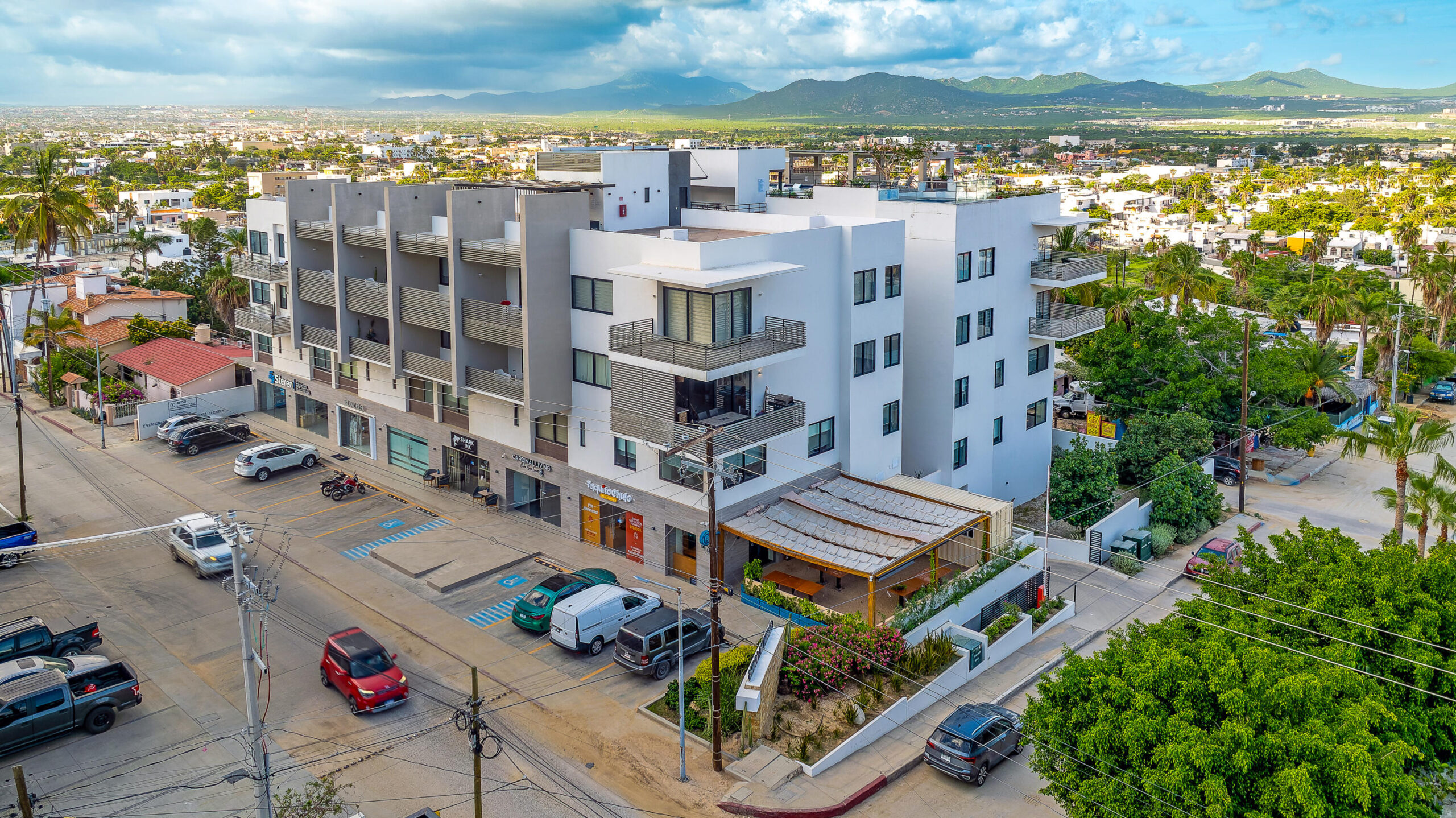 Los Cabos Cardinal Living Oportunidad en Cardinal Living, centro de Cabo. Depto 3 recámaras con lock-off: vive y renta o renta completo. Rooftop con jacuzzi, gym, asadores y vistas. Elevador, parking techado y seguridad 24/7. Listo para generar ingresos. 60% enganche + 40% a 2 años al 7%.Investment at Cardinal Living, downtown Cabo. 3BR lock-off unit: live & rent or rent all. Rooftop w/ jacuzzi, gym, BBQ & for sale