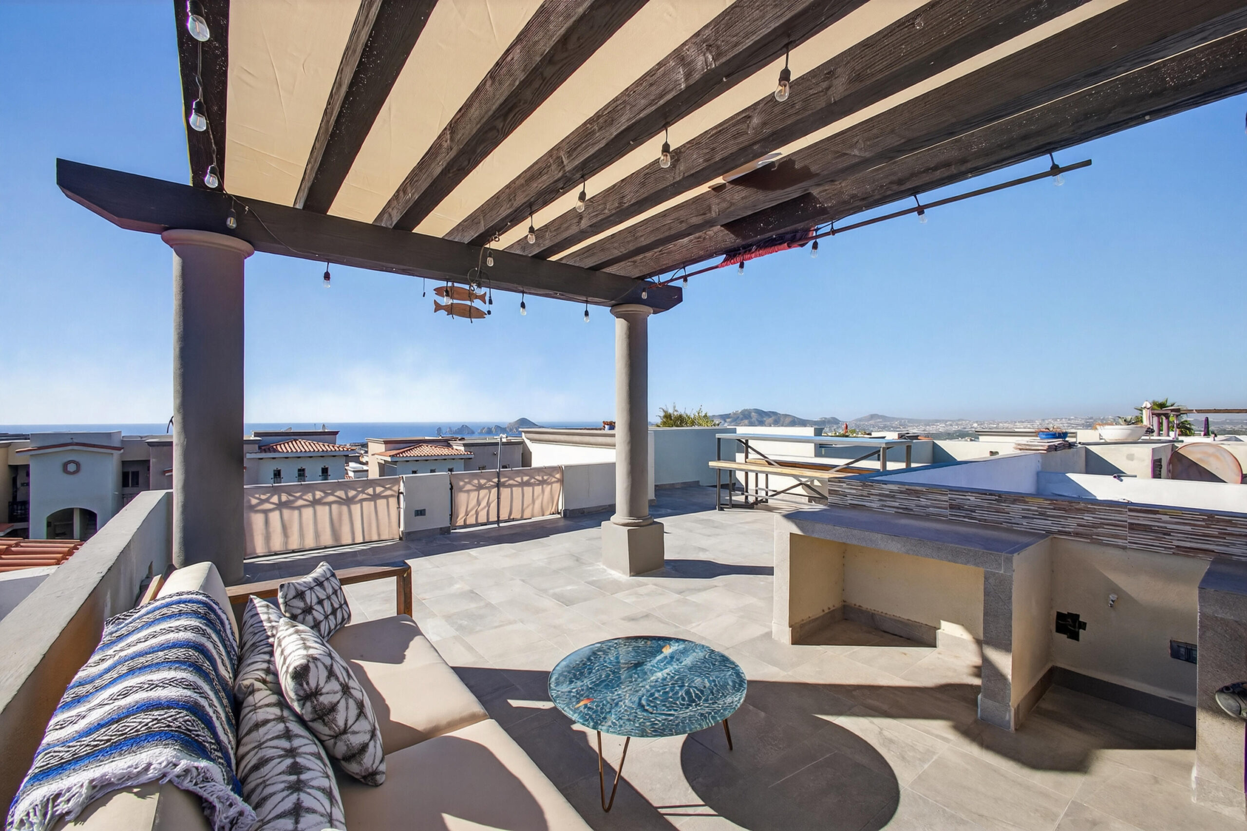 Los Cabos Magisterial Este Hermoso Condo combina amplitud, iluminación natural y acabados de calidad en una de las zonas más cómodas y prácticas para vivir , con cochera para dos autos y portón eléctrico. Cuenta con sala, comedor y cocina amplia con barra de granito. Los baños están renovados con canceles de vidrio, regaderas tipo lluvia y acabados modernos. Pisos de mármol, buena ventilación y excelente distribución. Lista para habitar o invertir, en una zona cómoda y céntrica. for sale
