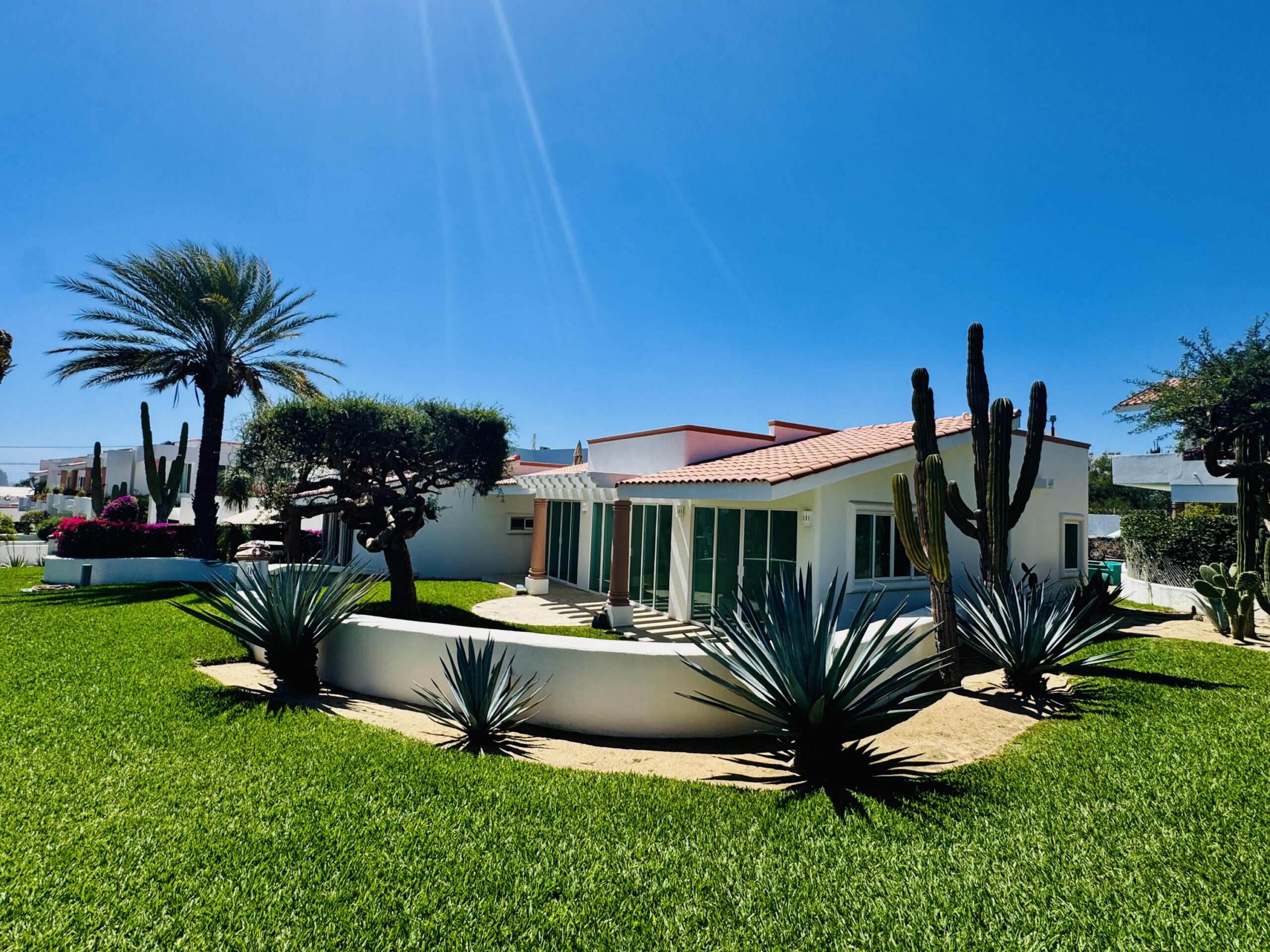 Los Cabos Quintas California in a quiet area whit no traffic congestion, just 2.5 km from la marina and downtown Cabo San Lucas an excellent option for living, it features:- 3 bedroom- A tv room- 2.5 bathroom- 2 parking spaces - Space for a garden and pool- 173 m2 of construction- 200 m2 of land- Granite countertops- 100 liter stationary gas tankEn una zona tranquila y sin caos vial a solo 2.5 km de distancia de la marina y centro de Cabo San Lucas, excelente para vivir , cuenta con:3 recamaras una tv room2.5 baños2 espacios para estacionamiento espacios para jardín y alberca173 m2 de construcción 200 m2 de terrenoCubierta de granito for sale