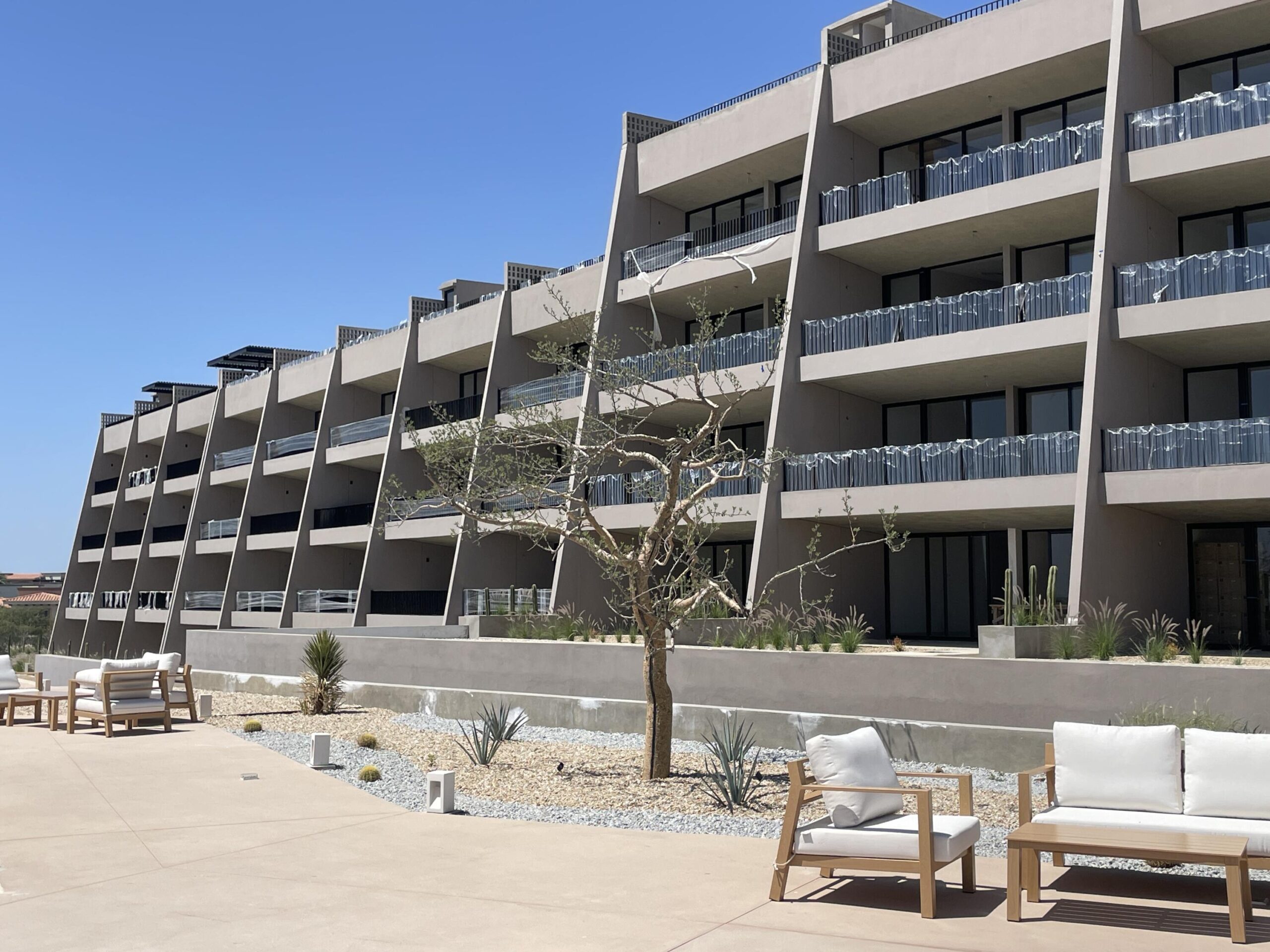 Los Cabos Avalon Owner financing! Pregunta por planes de financiamiento.Ubicado en una de las zonas con mayor crecimiento de El Tezal, Avalon ofrece una ubicación privilegiada con acceso rápido a la Carretera Transpeninsular, a solo minutos del centro de Cabo y la marina.Condo de 2 recámaras, 2 baños y un estacionamiento con pérgola. Ubicado en tercer nivel, con vistas al mar y a la ciudad que elevan la experiencia de vivir el espacio. Cuenta con una distribución espaciosa y una cocina integrada con barra de granito, que aporta un toque elegante y se convierte en el punto central del área social.Una excelente oportunidad de inversión, con un precio por debajo del promedio del mercado en la zona, ofreciendo un valor excepcional en el mercado actual. Agenda tu visita. for sale