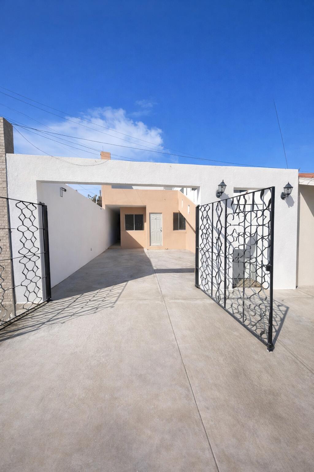 Los Cabos Arenal House for sale in Arenal, Cabo San Lucas. Features 3 bedrooms, including 2 on the main level and a spacious primary bedroom upstairs with a large private terrace. Fully equipped kitchen, open living and dining areas, 8,000-liter cistern, and gated entrance. Financing available with Infonavit and bank loans.Casa en venta en Arenal, Cabo San Lucas. Cuenta con 3 recámaras, 2 en planta baja y amplia recámara principal en planta alta con terraza privada. Cocina integral, sala y comedor espaciosos, cisterna de 8,000 litros y acceso con portón. Se aceptan créditos Infonavit y bancarios. for sale