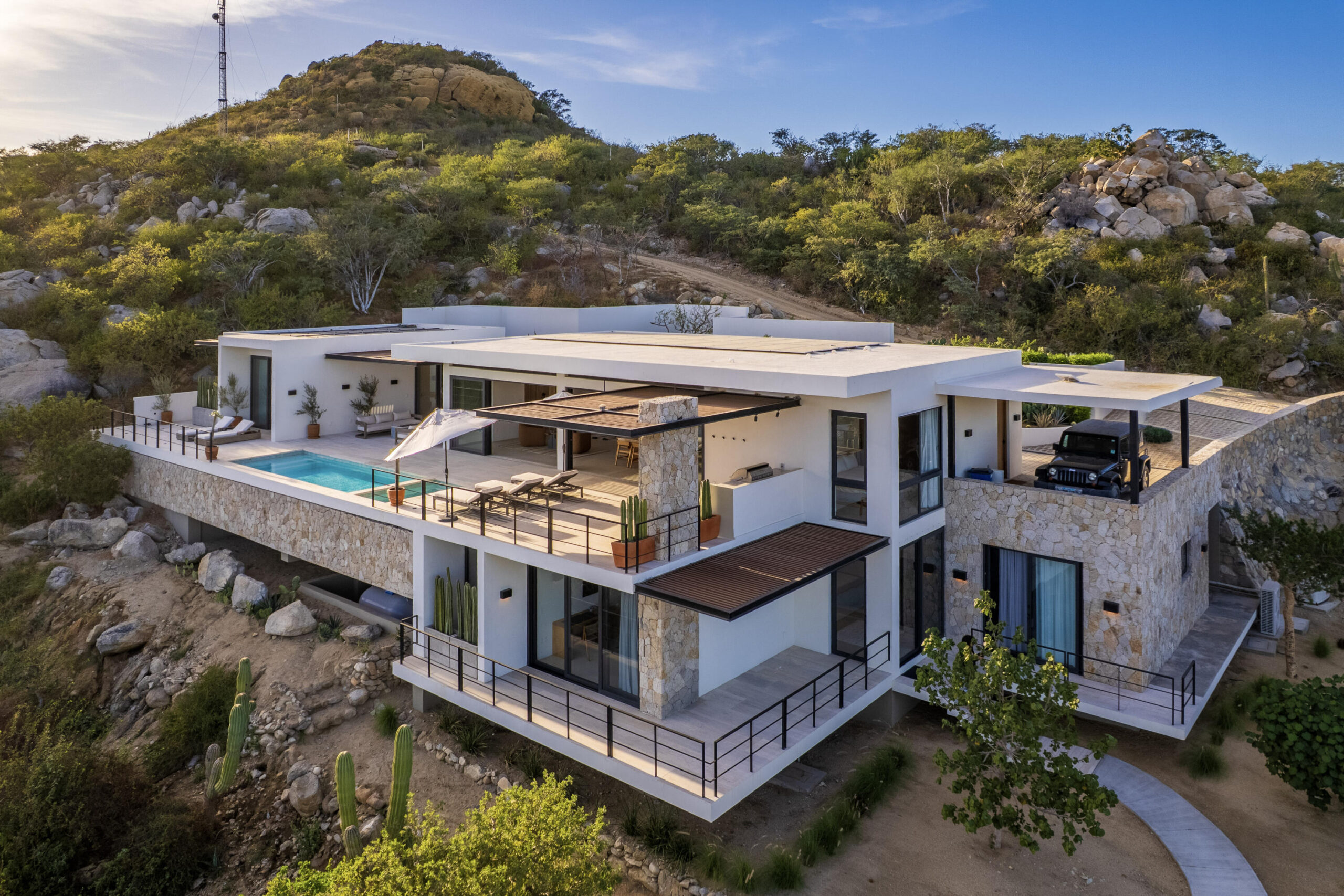 Los Cabos Laguna Hills Casa Savoy is a modern 4014 square foot, four-bedroom hillside home, built in 2024, in Laguna Hills, offering breathtaking ocean for sale