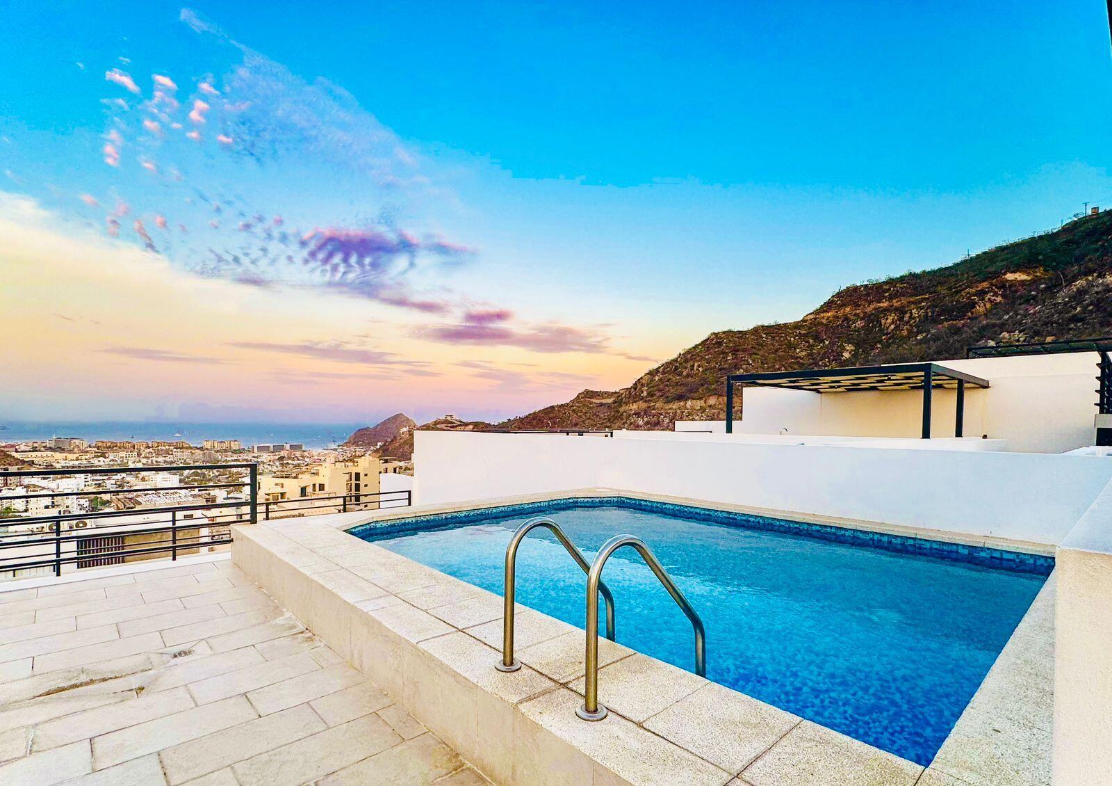 Los Cabos Cardinal Living Oportunidad en Cardinal Living, centro de Cabo. Depto 3 recámaras con lock-off: vive y renta o renta completo. Rooftop con jacuzzi, gym, asadores y vistas. Elevador, parking techado y seguridad 24/7. Listo para generar ingresos. 60% enganche + 40% a 2 años al 7%.Investment at Cardinal Living, downtown Cabo. 3BR lock-off unit: live & rent or rent all. Rooftop w/ jacuzzi, gym, BBQ & for sale