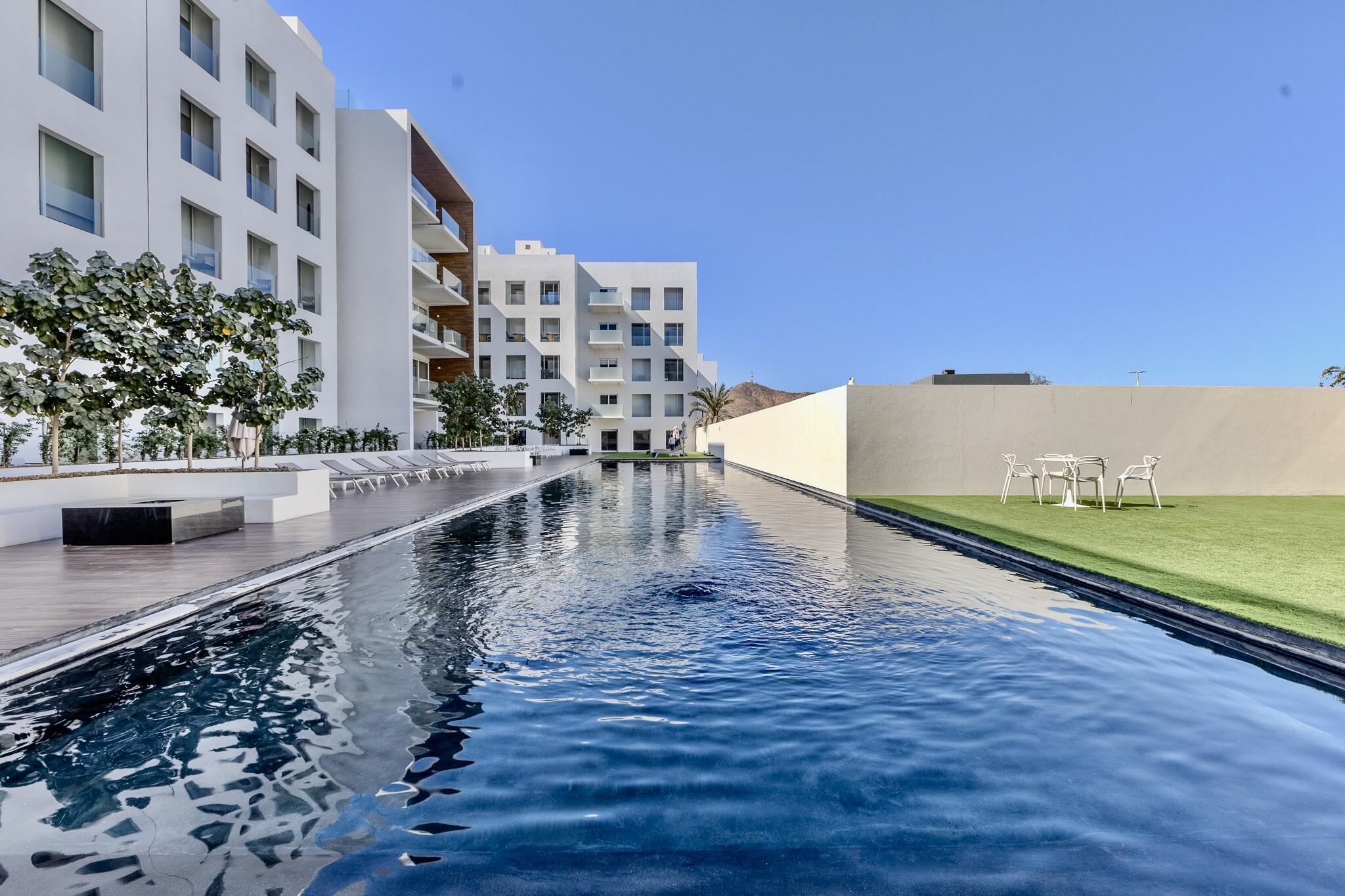 Los Cabos Cardinal Living Oportunidad en Cardinal Living, centro de Cabo. Depto 3 recámaras con lock-off: vive y renta o renta completo. Rooftop con jacuzzi, gym, asadores y vistas. Elevador, parking techado y seguridad 24/7. Listo para generar ingresos. 60% enganche + 40% a 2 años al 7%.Investment at Cardinal Living, downtown Cabo. 3BR lock-off unit: live & rent or rent all. Rooftop w/ jacuzzi, gym, BBQ & for sale