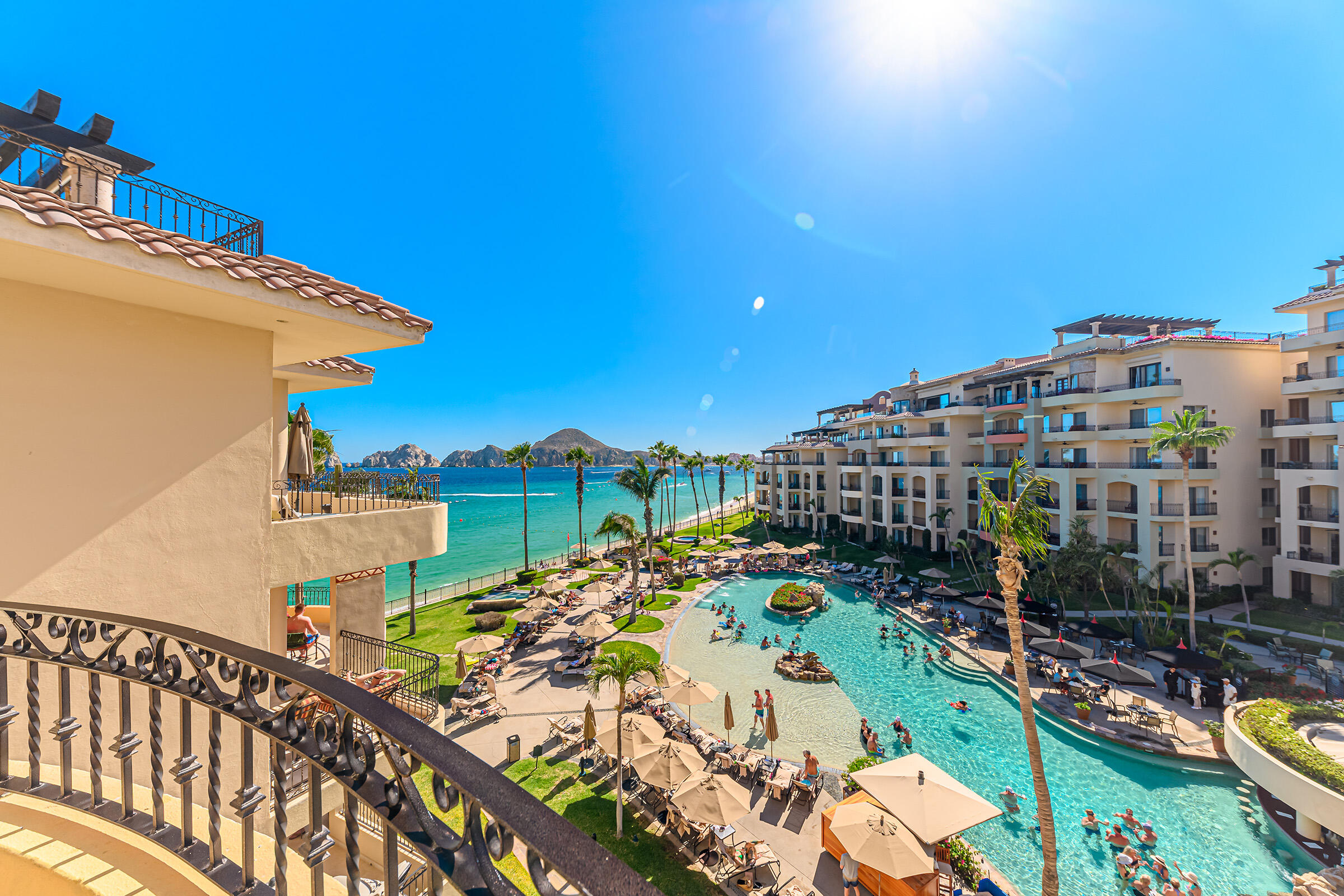Los Cabos Cardinal Living Oportunidad en Cardinal Living, centro de Cabo. Depto 3 recámaras con lock-off: vive y renta o renta completo. Rooftop con jacuzzi, gym, asadores y vistas. Elevador, parking techado y seguridad 24/7. Listo para generar ingresos. 60% enganche + 40% a 2 años al 7%.Investment at Cardinal Living, downtown Cabo. 3BR lock-off unit: live & rent or rent all. Rooftop w/ jacuzzi, gym, BBQ & for sale