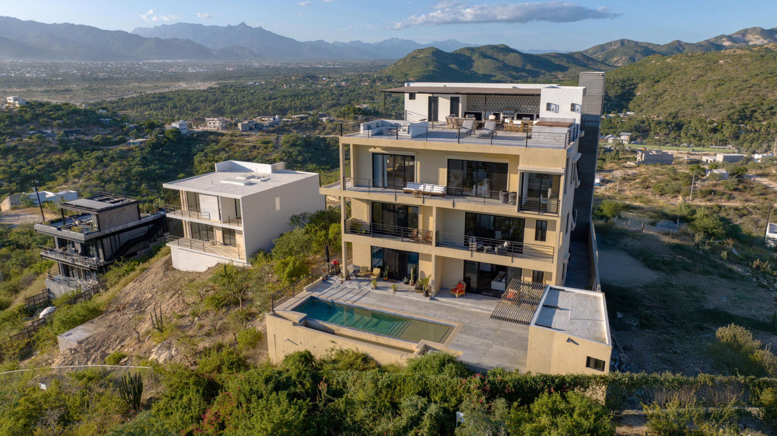 Los Cabos Magisterial Este Hermoso Condo combina amplitud, iluminación natural y acabados de calidad en una de las zonas más cómodas y prácticas para vivir , con cochera para dos autos y portón eléctrico. Cuenta con sala, comedor y cocina amplia con barra de granito. Los baños están renovados con canceles de vidrio, regaderas tipo lluvia y acabados modernos. Pisos de mármol, buena ventilación y excelente distribución. Lista para habitar o invertir, en una zona cómoda y céntrica. for sale