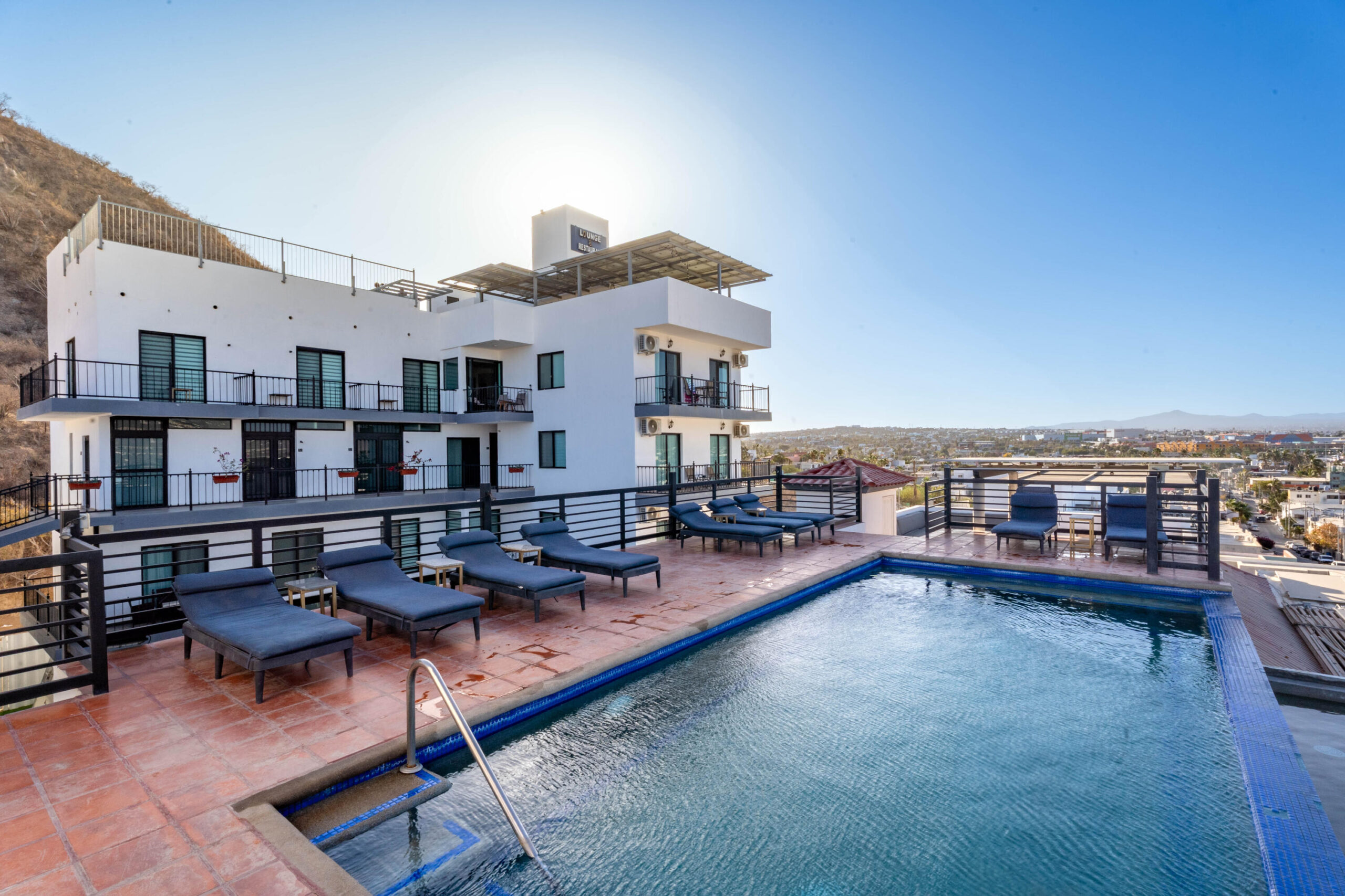 Los Cabos Fracc Lomas Del Cabo Discover this amazing sale opportunity in the Sunset area! Beautiful apartment with 2 bedrooms, 2 bathrooms, a rooftop with a pool and barbecue area. Enjoy privacy and security with controlled access gate for your peace of mind. It includes a storage room of 5.03 m² and one parking space of 15.82 m². for sale
