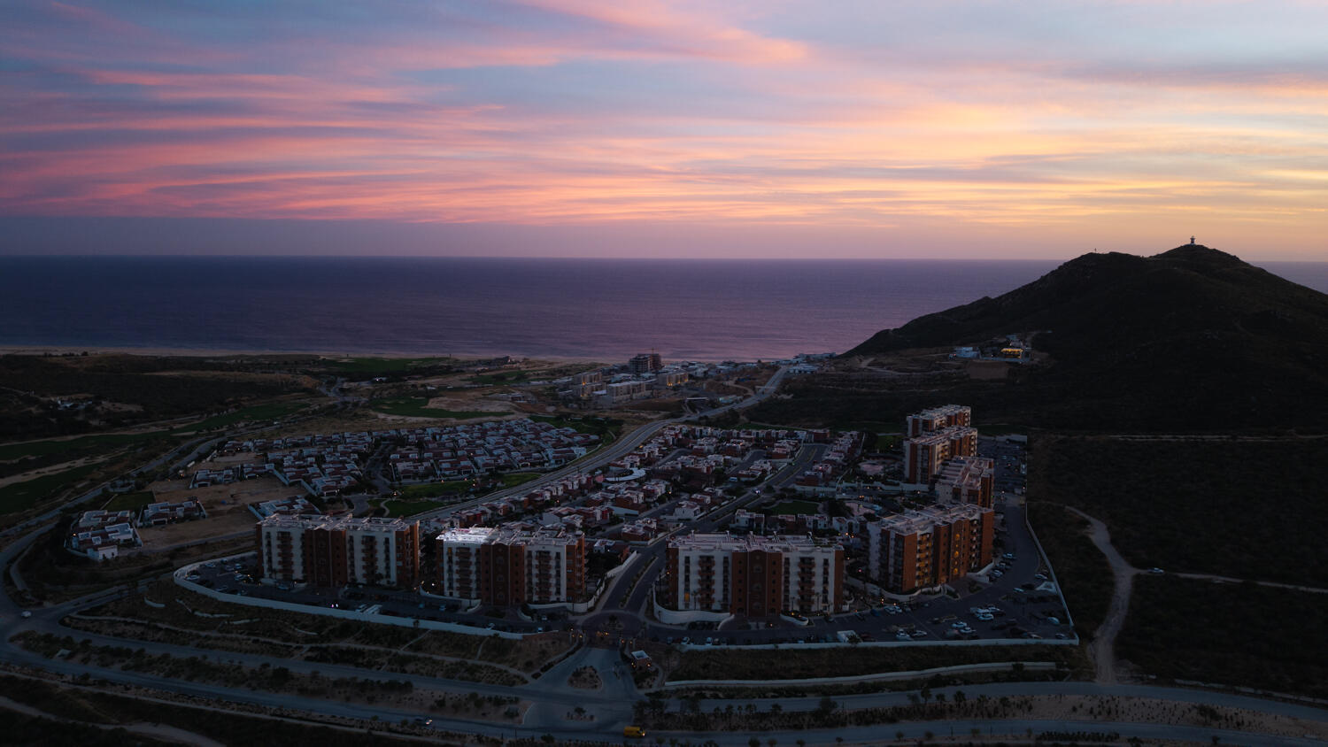 Los Cabos Sjd Marina:General SharkBay Boutique Home is located in one of the most iconic and vibrant communities of San Jose del Cabo, the exclusive Marina Puerto Los Cabos. Only 6 units in the complex with a beautiful contemporary design and access to a rooftop with pool, Jacuzzi, pergola area and breathtaking for sale