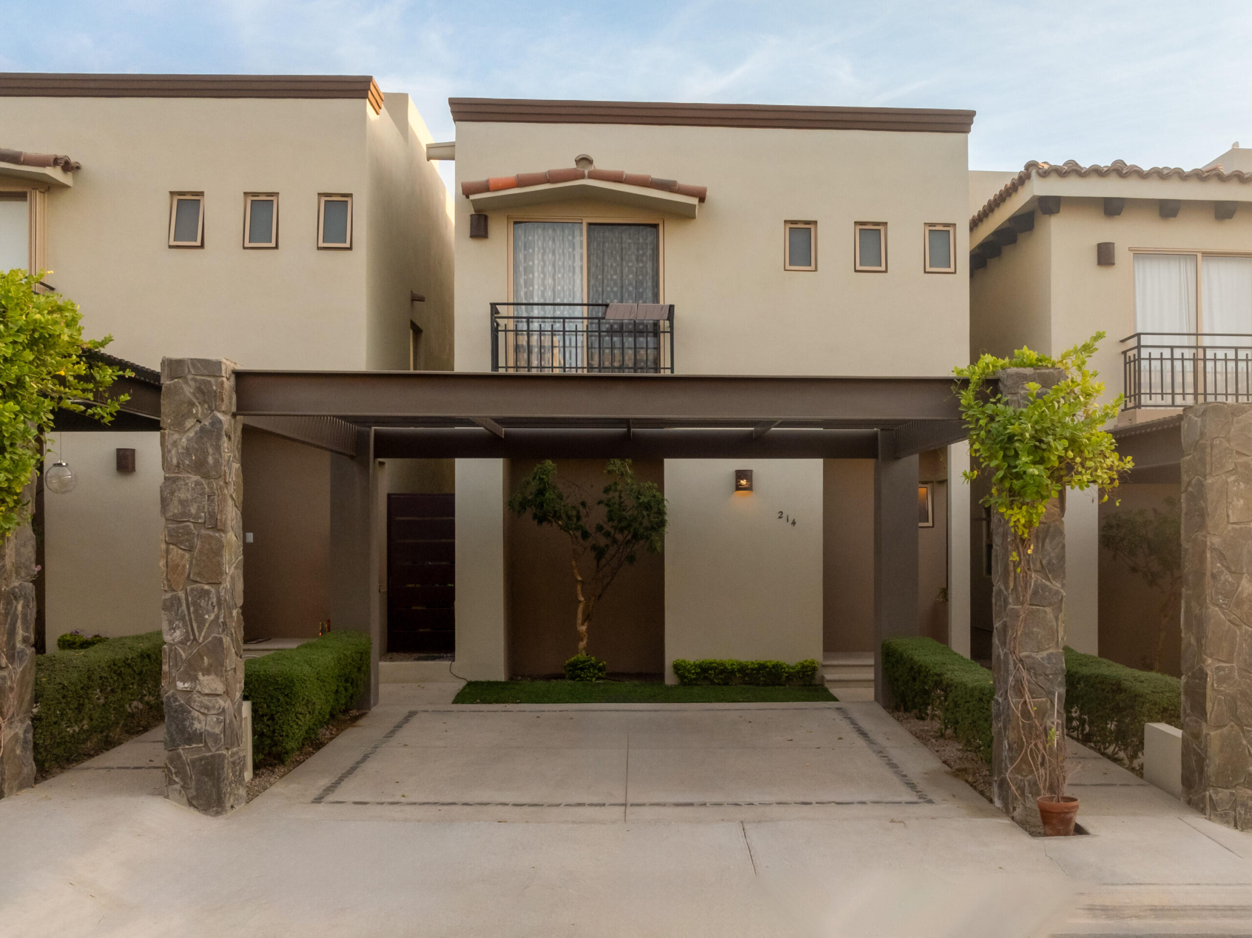 Los Cabos Quintas California in a quiet area whit no traffic congestion, just 2.5 km from la marina and downtown Cabo San Lucas an excellent option for living, it features:- 3 bedroom- A tv room- 2.5 bathroom- 2 parking spaces - Space for a garden and pool- 173 m2 of construction- 200 m2 of land- Granite countertops- 100 liter stationary gas tankEn una zona tranquila y sin caos vial a solo 2.5 km de distancia de la marina y centro de Cabo San Lucas, excelente para vivir , cuenta con:3 recamaras una tv room2.5 baños2 espacios para estacionamiento espacios para jardín y alberca173 m2 de construcción 200 m2 de terrenoCubierta de granito for sale