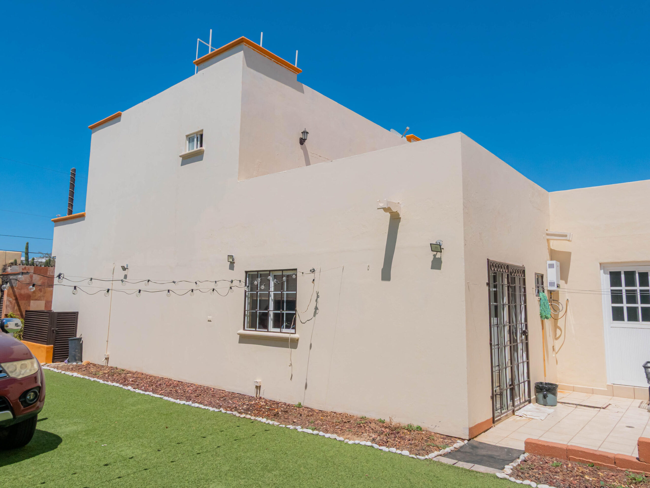 Los Cabos Quintas California in a quiet area whit no traffic congestion, just 2.5 km from la marina and downtown Cabo San Lucas an excellent option for living, it features:- 3 bedroom- A tv room- 2.5 bathroom- 2 parking spaces - Space for a garden and pool- 173 m2 of construction- 200 m2 of land- Granite countertops- 100 liter stationary gas tankEn una zona tranquila y sin caos vial a solo 2.5 km de distancia de la marina y centro de Cabo San Lucas, excelente para vivir , cuenta con:3 recamaras una tv room2.5 baños2 espacios para estacionamiento espacios para jardín y alberca173 m2 de construcción 200 m2 de terrenoCubierta de granito for sale
