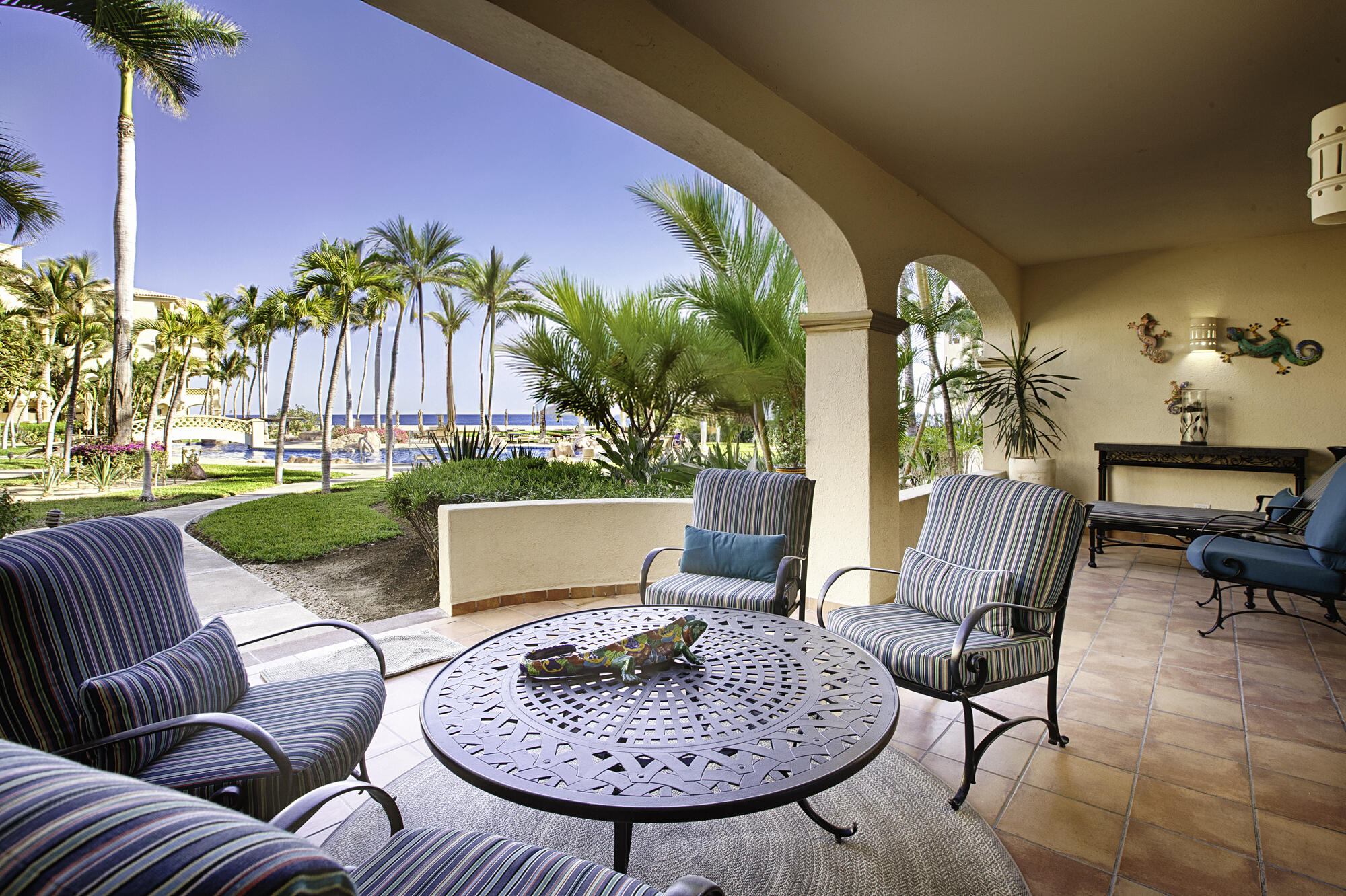 Los Cabos Cabo Costa This two-bedroom penthouse at Cabo Costa in Cabo San Lucas offers a well-balanced blend of modern design, elevated for sale