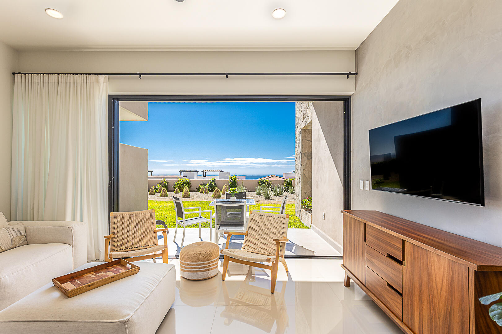 Los Cabos Cian Welcome to luxury living at its finest in this stunning Cabo San Lucas condo by Grupo Quadro. With panoramic for sale
