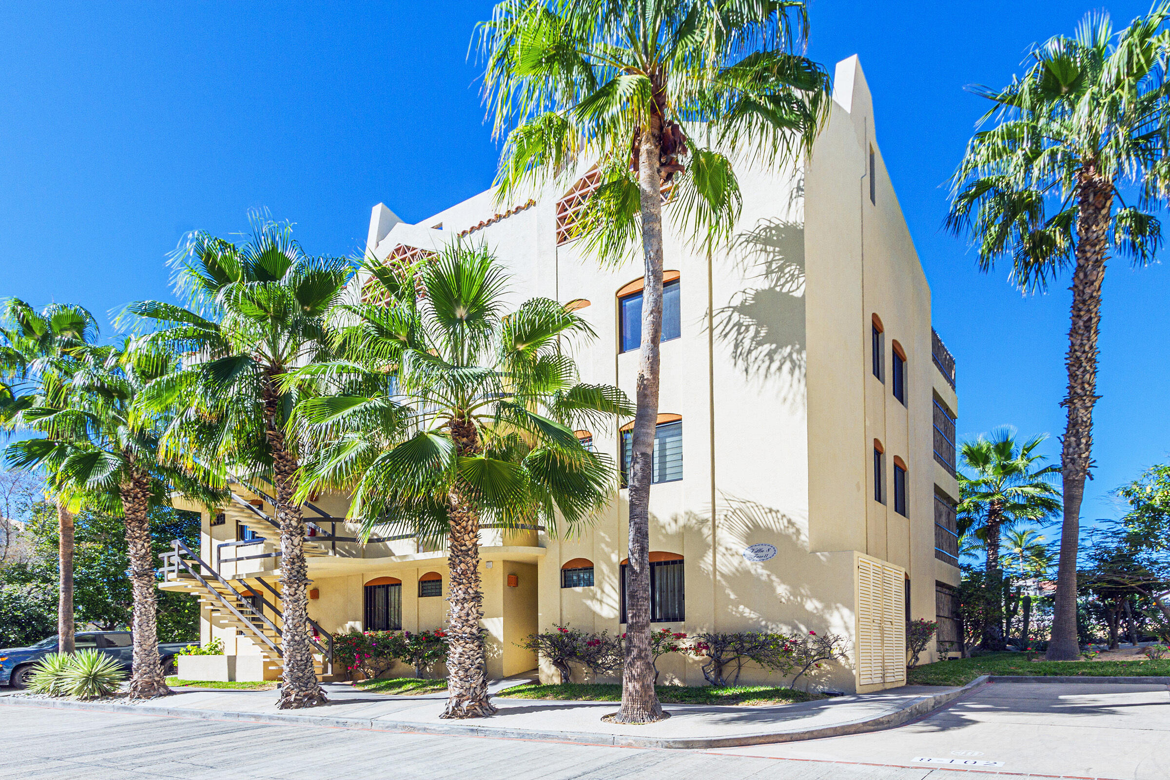 Los Cabos Magisterial Este Hermoso Condo combina amplitud, iluminación natural y acabados de calidad en una de las zonas más cómodas y prácticas para vivir , con cochera para dos autos y portón eléctrico. Cuenta con sala, comedor y cocina amplia con barra de granito. Los baños están renovados con canceles de vidrio, regaderas tipo lluvia y acabados modernos. Pisos de mármol, buena ventilación y excelente distribución. Lista para habitar o invertir, en una zona cómoda y céntrica. for sale