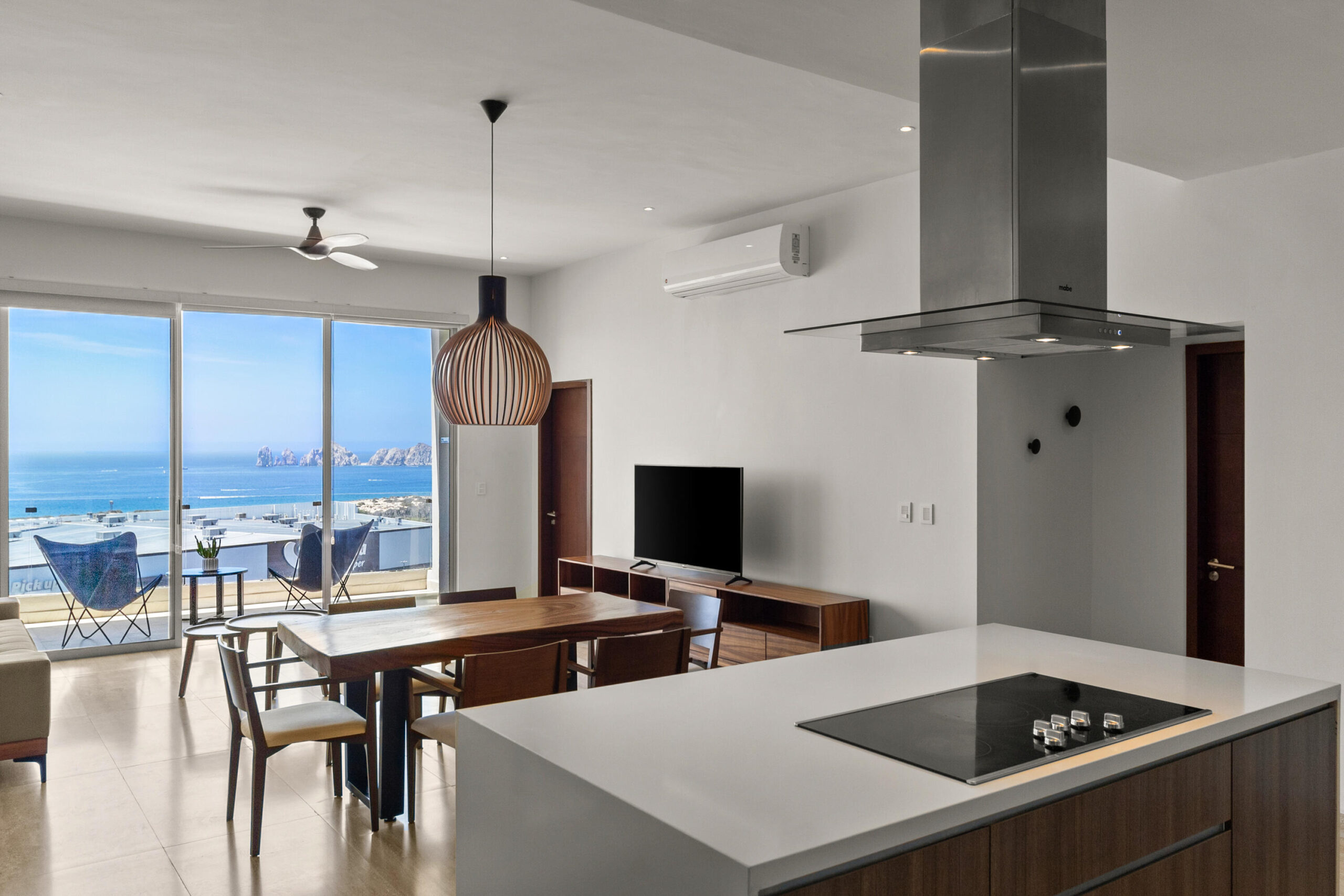 Los Cabos Cardinal Living Oportunidad en Cardinal Living, centro de Cabo. Depto 3 recámaras con lock-off: vive y renta o renta completo. Rooftop con jacuzzi, gym, asadores y vistas. Elevador, parking techado y seguridad 24/7. Listo para generar ingresos. 60% enganche + 40% a 2 años al 7%.Investment at Cardinal Living, downtown Cabo. 3BR lock-off unit: live & rent or rent all. Rooftop w/ jacuzzi, gym, BBQ & for sale