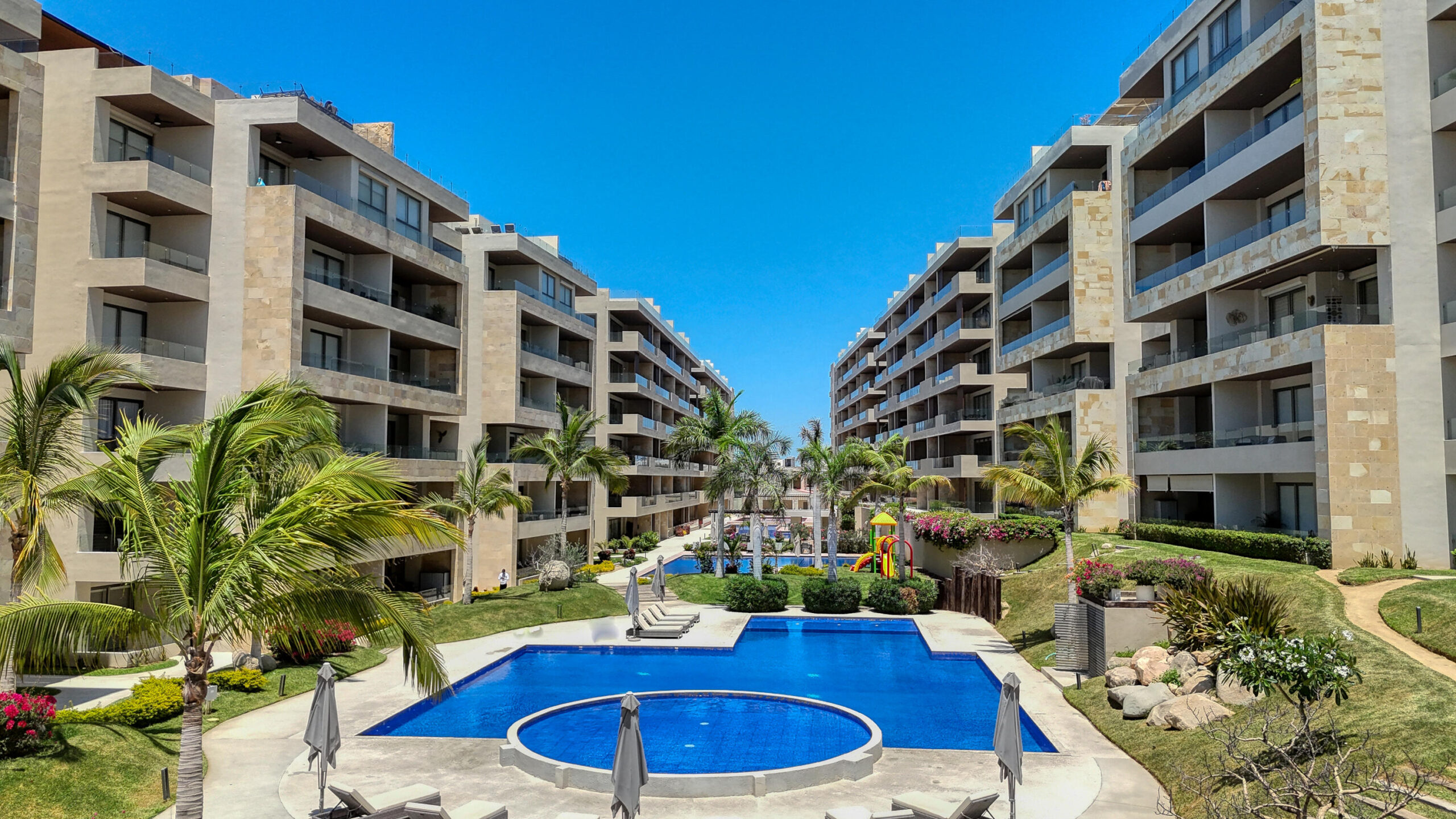 Los Cabos Oasis Oasis San José is a unique mixed-use development in one of the fastest-growing areas of San José del Cabo. Combining a modern commercial plaza with retail spaces for lease from 30 to 723 m² and pre-sale 1 & 2-bedroom residences, it offers strong investment potential and long-term appreciation.Strategically located on Blvd. Forjadores, next to G20 and just 20 minutes from Los Cabos International Airport, Oasis blends connectivity, lifestyle, and convenience.Amenities include a pool, gym, pickleball court, café, BBQ areas, social terraces, green spaces, kids areas, pet zone, and more.Delivery:• Tower G: 18 months• Tower A: 20 months for sale