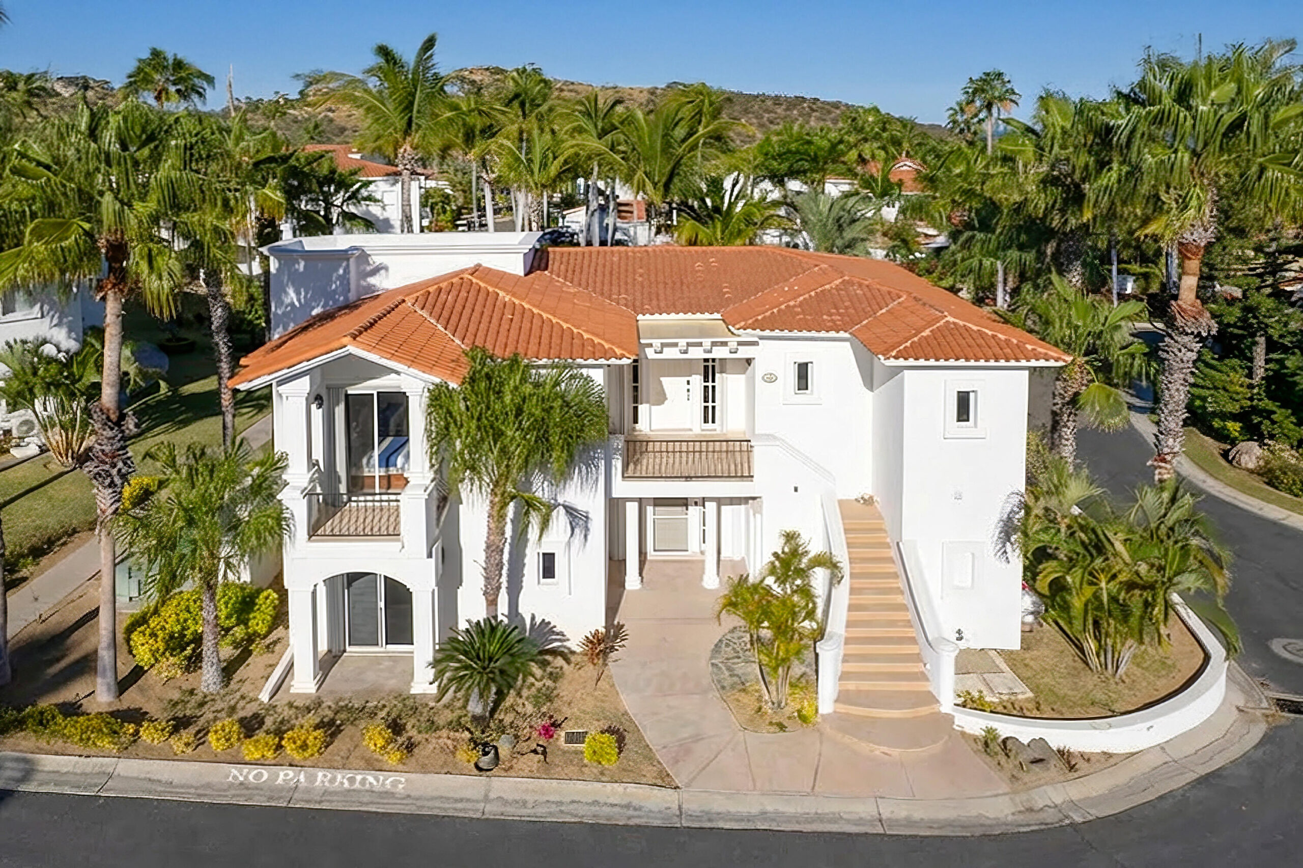 Los Cabos The O Pedregal Discover this exclusive condominium in O Pedregal, the best community in Los Cabos, near the marina and El Arco. This spectacular building features 19 condos. Enjoy luxury amenities such as a pool, parking, elevator, and security. By acquiring your property, you'll gain access to the semi-private beach and the facilities of Pedregal, which include tennis and pickleball courts, as well as renowned restaurants. Don't miss the opportunity to live in one of the most prestigious areas of Los Cabos for sale