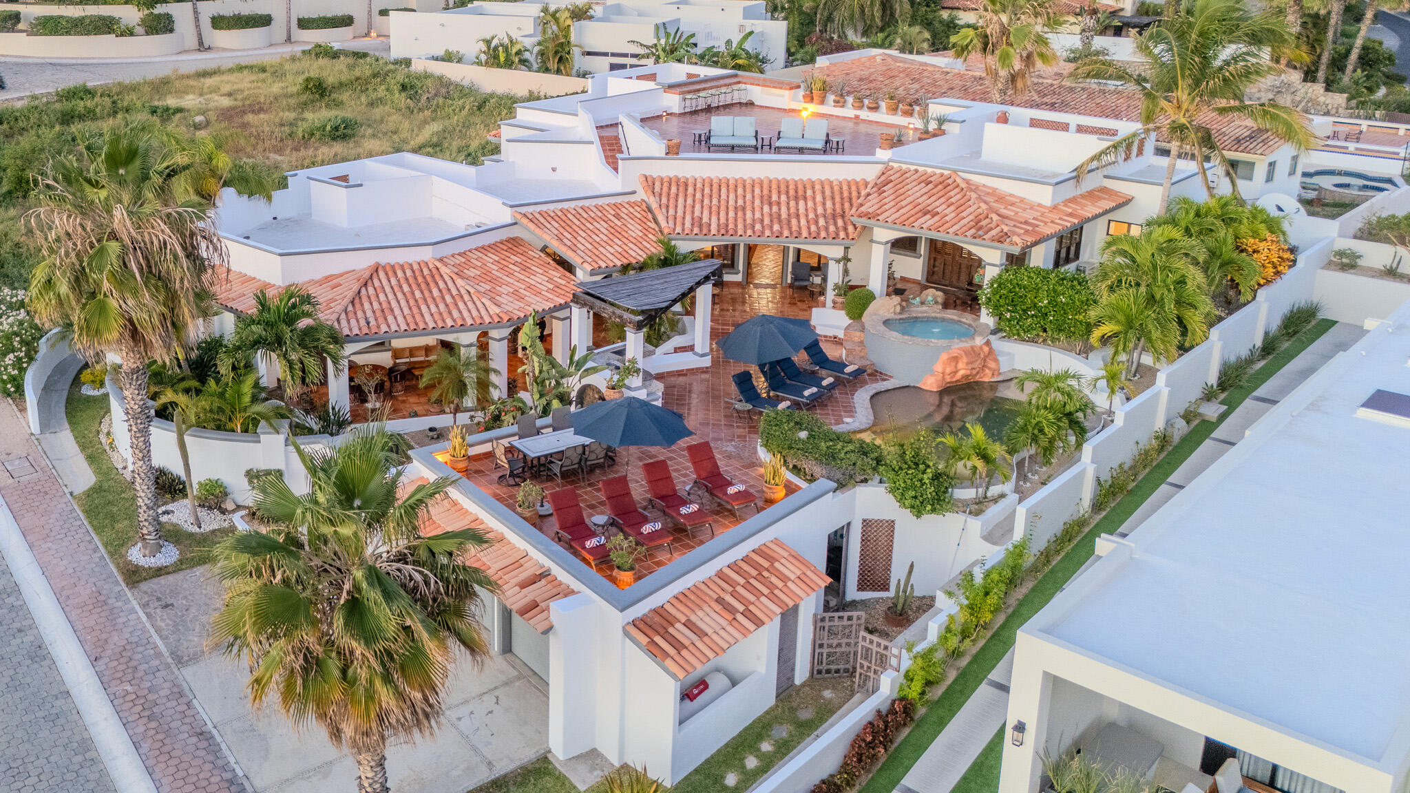 Los Cabos La Cima This is one of the most iconic residences set to define Club Campestre San José in 2026—a truly unrepeatable opportunity that simply has it all. Boasting over 700 m² of total construction and the finest ocean for sale
