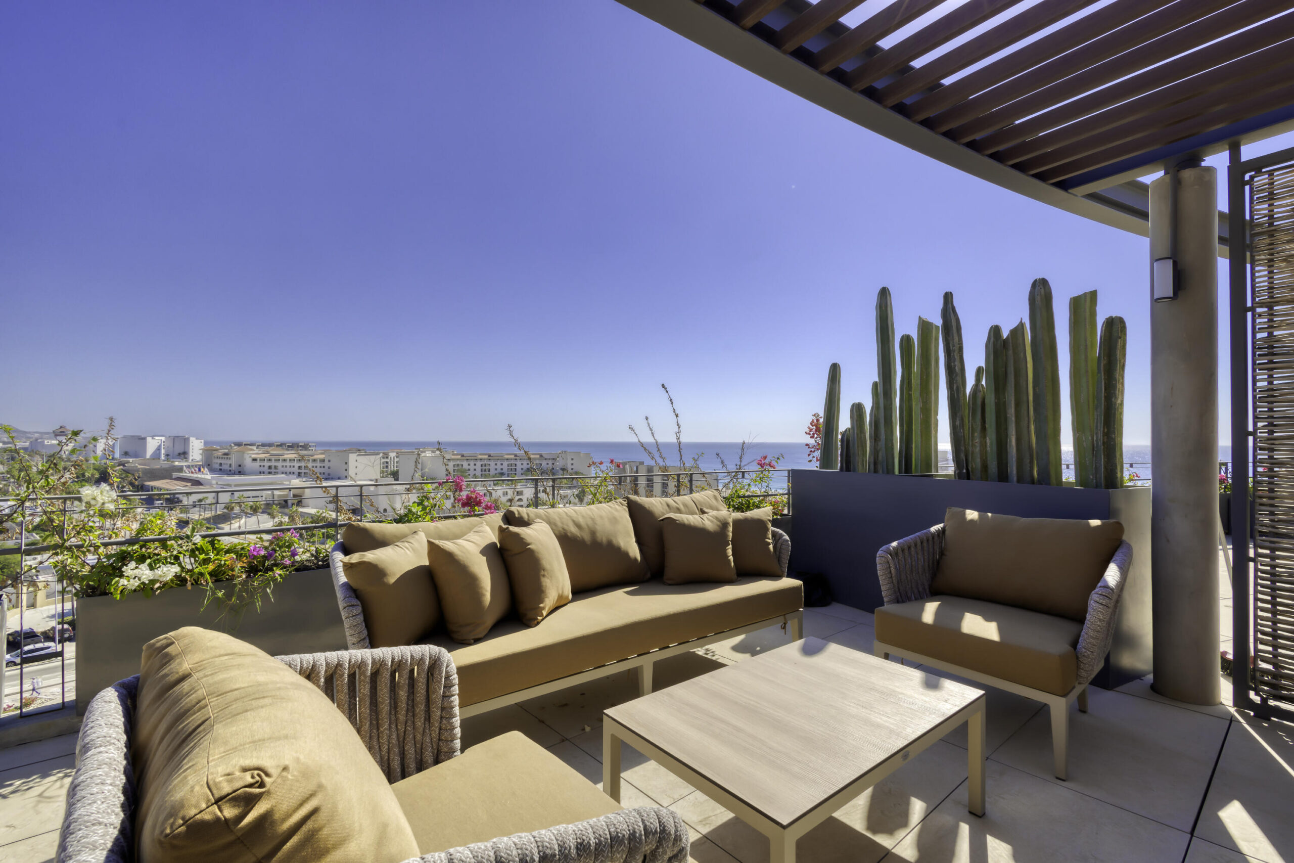 Los Cabos Las Arenas 🌵Las Arenas Los Cabos - Ready to Deliver Fully completed boutique project of 94 units with only 19 remaining. Prime location: 7 minutes to Downtown Cabo San Lucas and 5 minutes walk to iconic Medano Beach. Available 1, 2 & 3 bedroom, designed with style, comfort, and functional layouts🪴 3 bedrooms condo ! 💵 DIRECT FINANCING - with 50%. up to 3 for sale