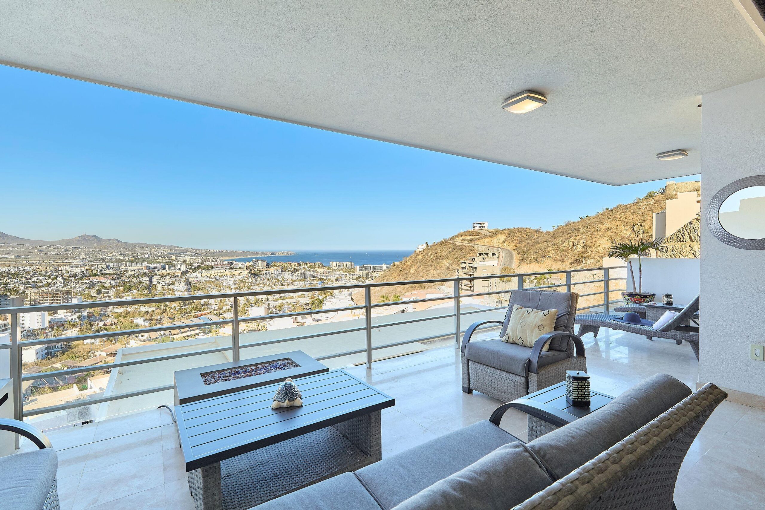 Los Cabos Cascadas Welcome to Las Cascadas 611, located in the prestigious Pedregal community. This elegant 2-bedroom, 2-bathroom residence offers breathtaking for sale
