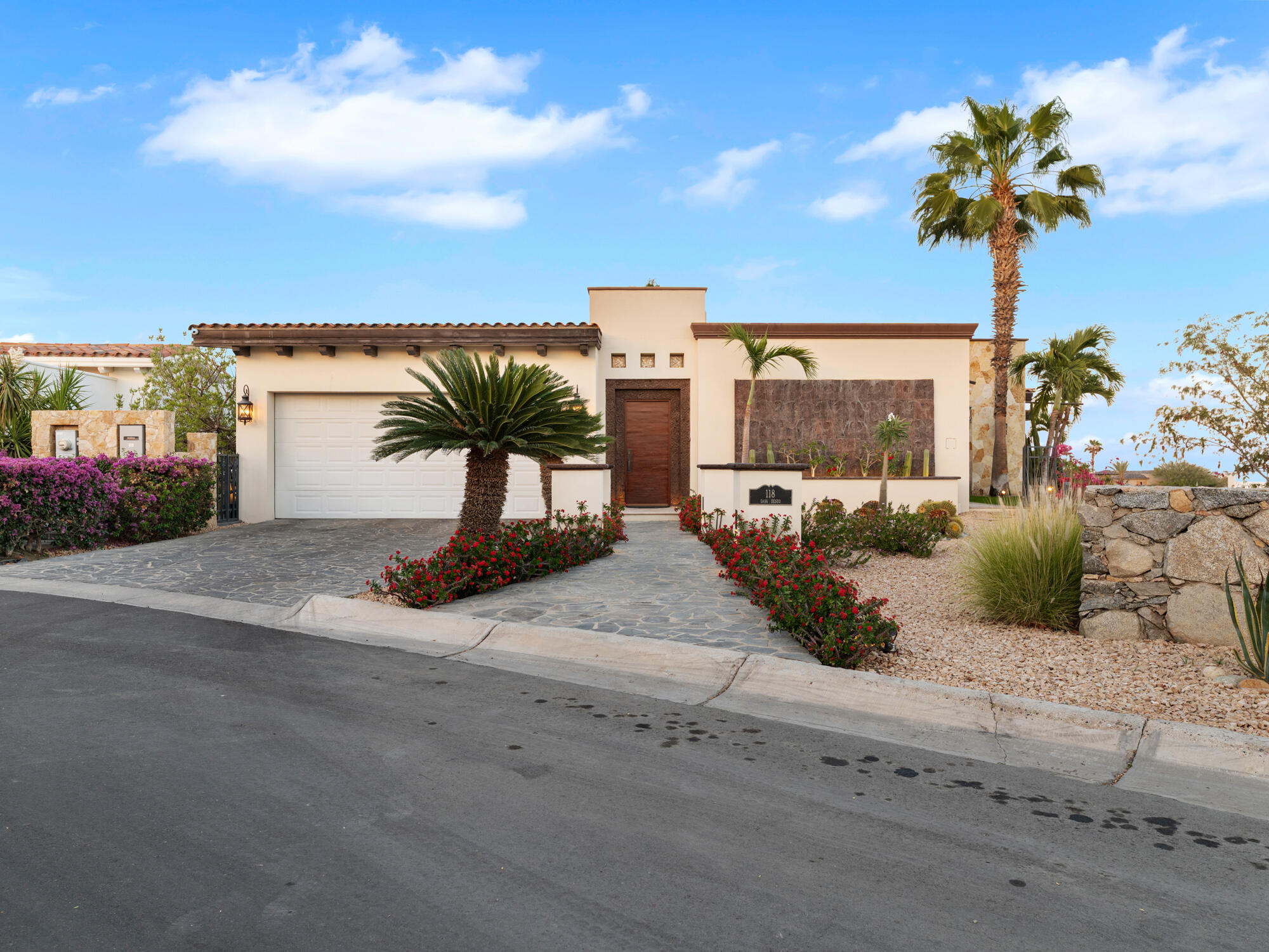 Los Cabos La Cima This is one of the most iconic residences set to define Club Campestre San José in 2026—a truly unrepeatable opportunity that simply has it all. Boasting over 700 m² of total construction and the finest ocean for sale